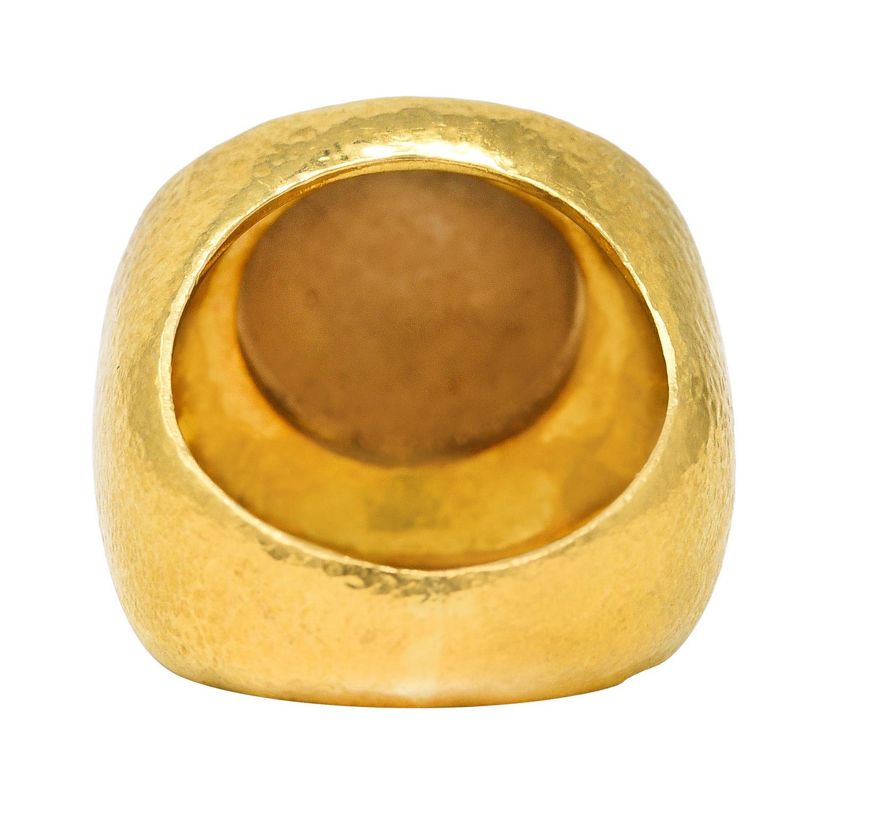 Platin 22 Karat Gelbgold Vintage-Ring mit gehämmerter Kuppel von Zolatas, 1980''s für Damen oder Herren im Angebot