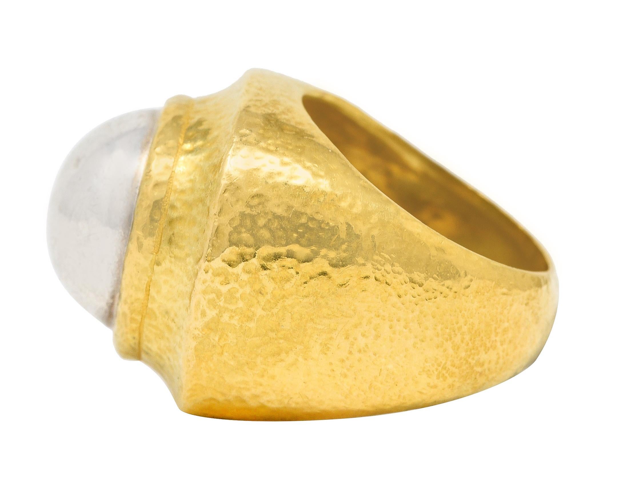 Platin 22 Karat Gelbgold Vintage-Ring mit gehämmerter Kuppel von Zolatas, 1980''s im Angebot 1