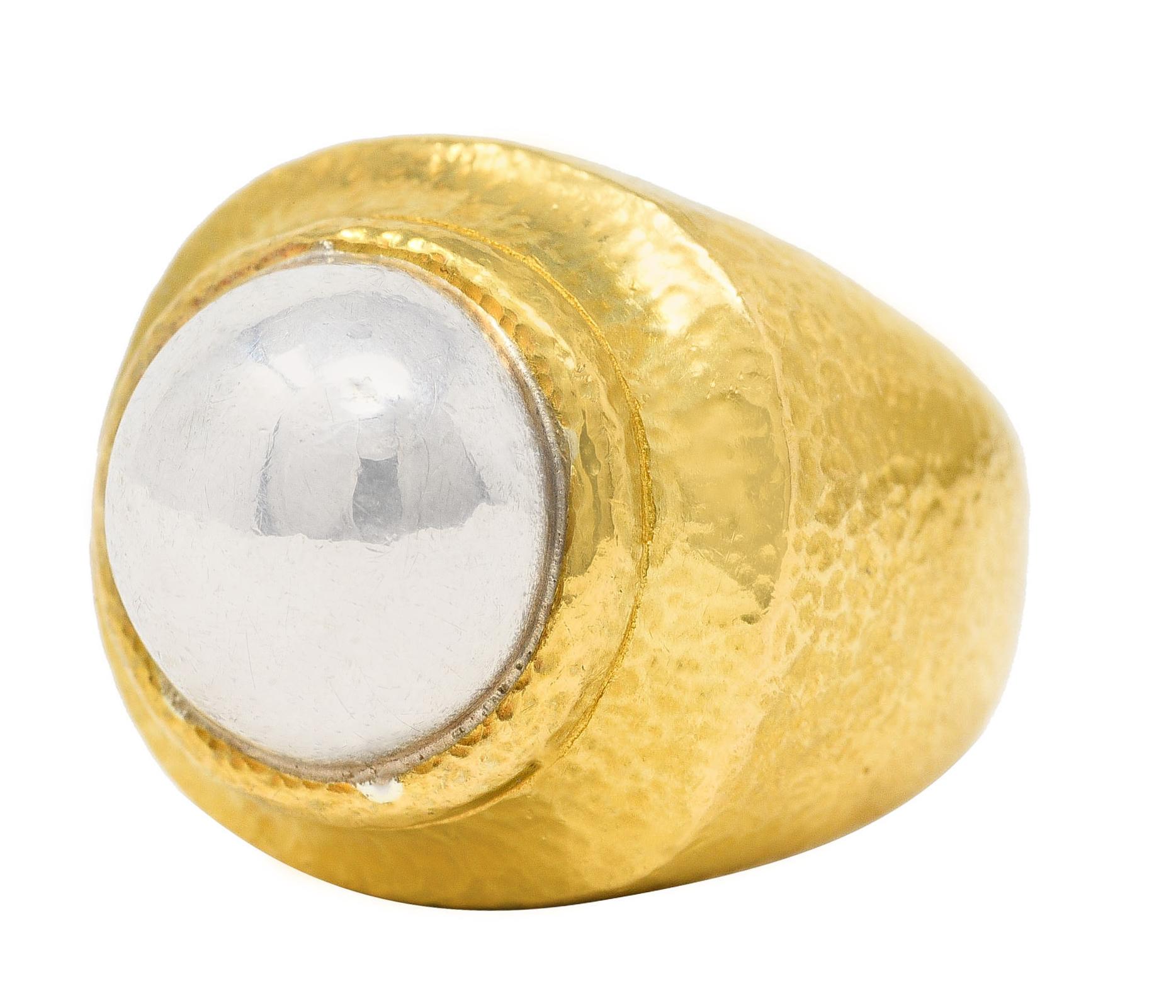 Platin 22 Karat Gelbgold Vintage-Ring mit gehämmerter Kuppel von Zolatas, 1980''s im Angebot 2