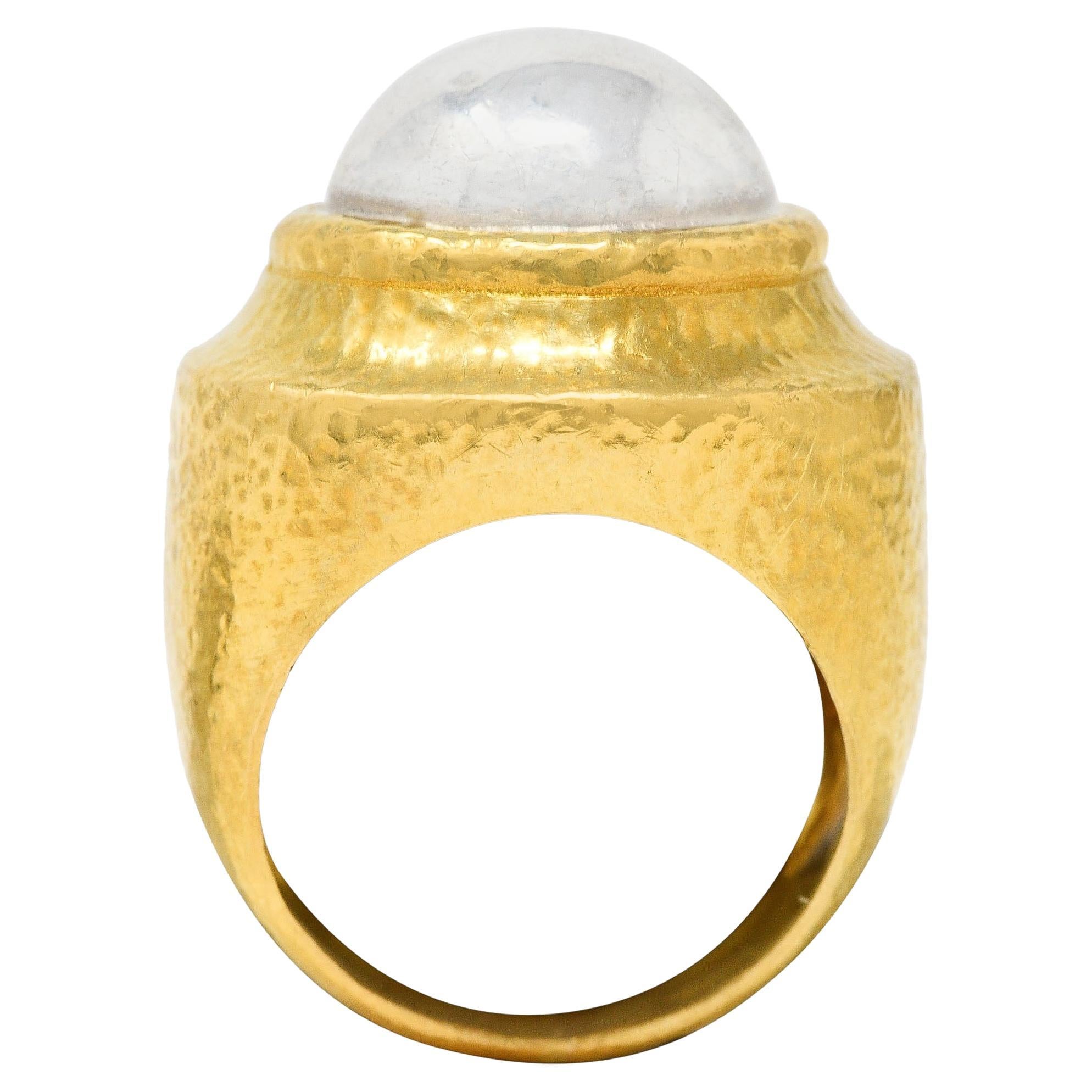 Platin 22 Karat Gelbgold Vintage-Ring mit gehämmerter Kuppel von Zolatas, 1980''s im Angebot