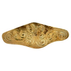 Spilla Zolotas in oro giallo 18 carati con disegno a volute vintage