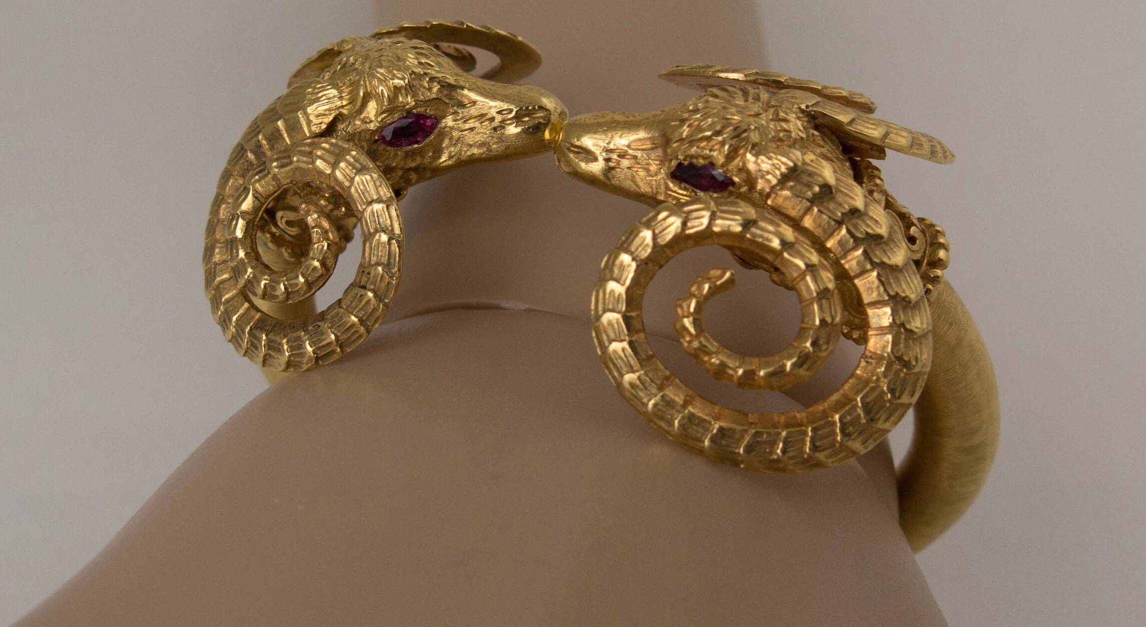 Zolotas 18 Karat Gold Two Ram Heads Bangle Bracelet 8