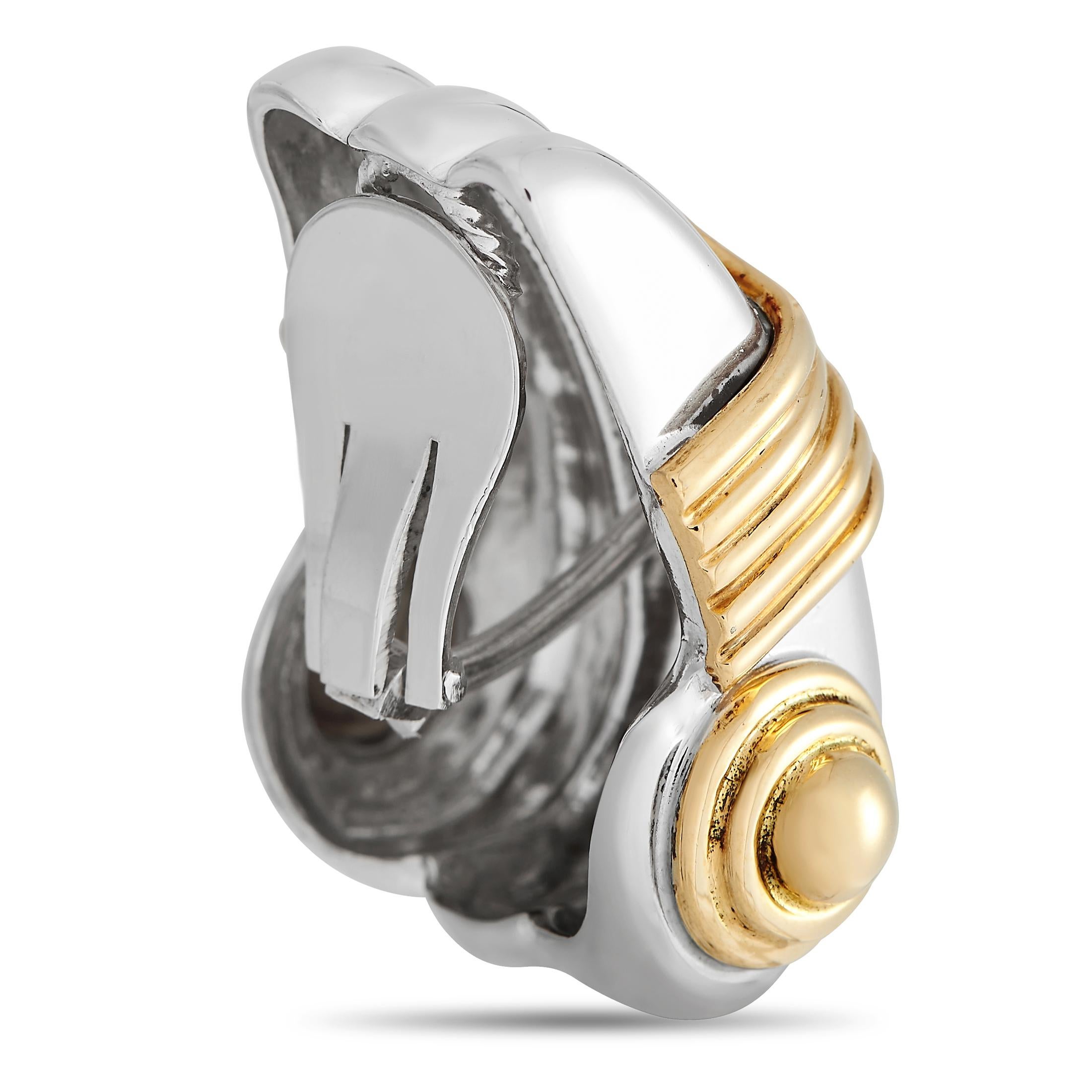 Diese sorgfältig handgefertigten Zolotas-Ohrringe, die die Größe des antiken Griechenlands darstellen, fallen durch ihr selbstbewusstes Design und ihre exquisite Handwerkskunst auf. Die Clip-Ohrringe sind tief gerillt und hochglanzpoliert. Jeder
