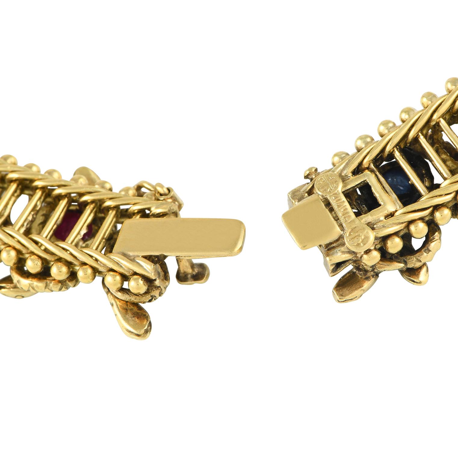 Taille mixte Zolotas Collier serpent en or jaune 18 carats, émeraudes, rubis et saphirs en vente