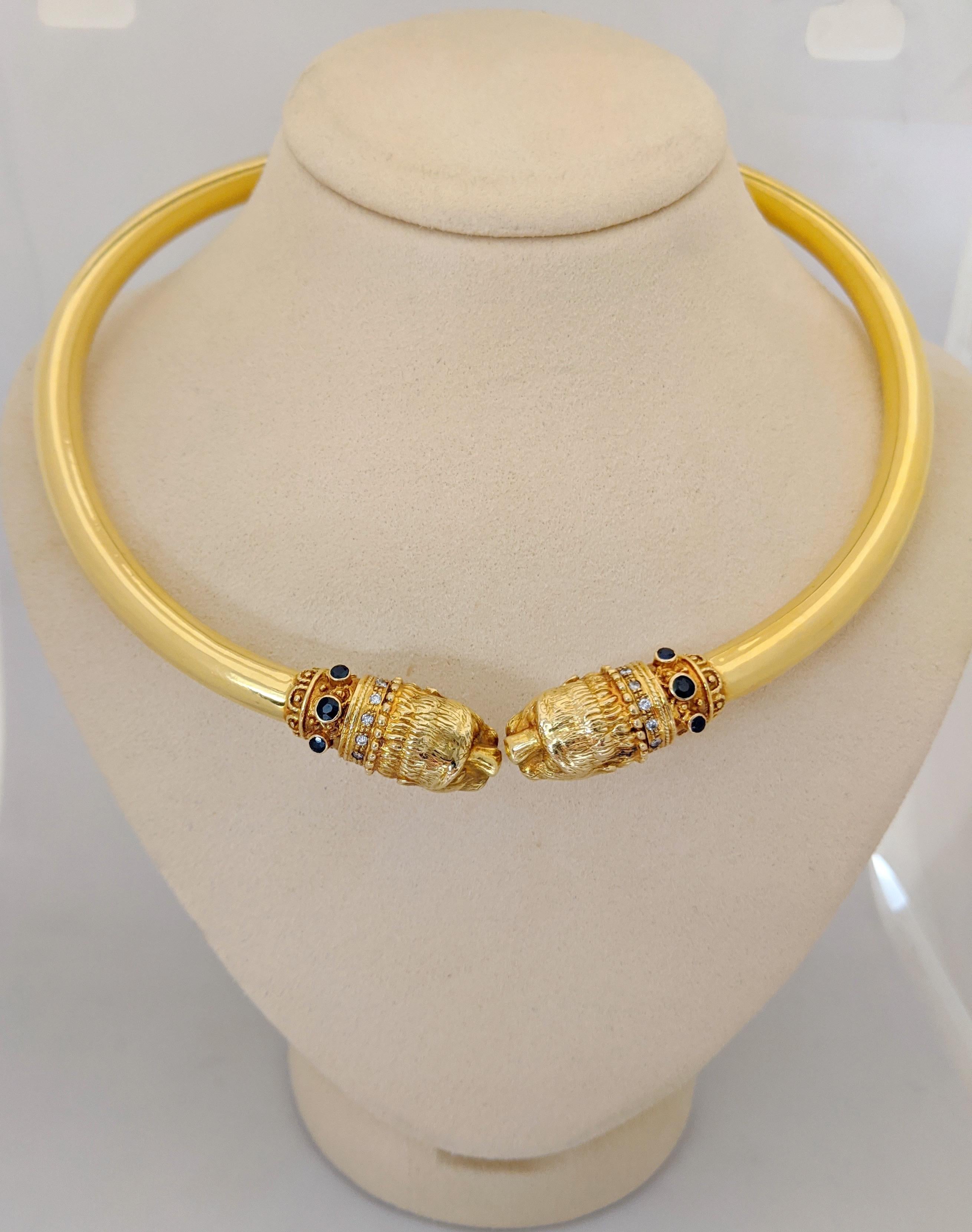 Zolotas: 18 Karat Gold Choker mit zwei Chimärenköpfen, Diamanten und blauen Saphiren (Klassisch-griechisch) im Angebot