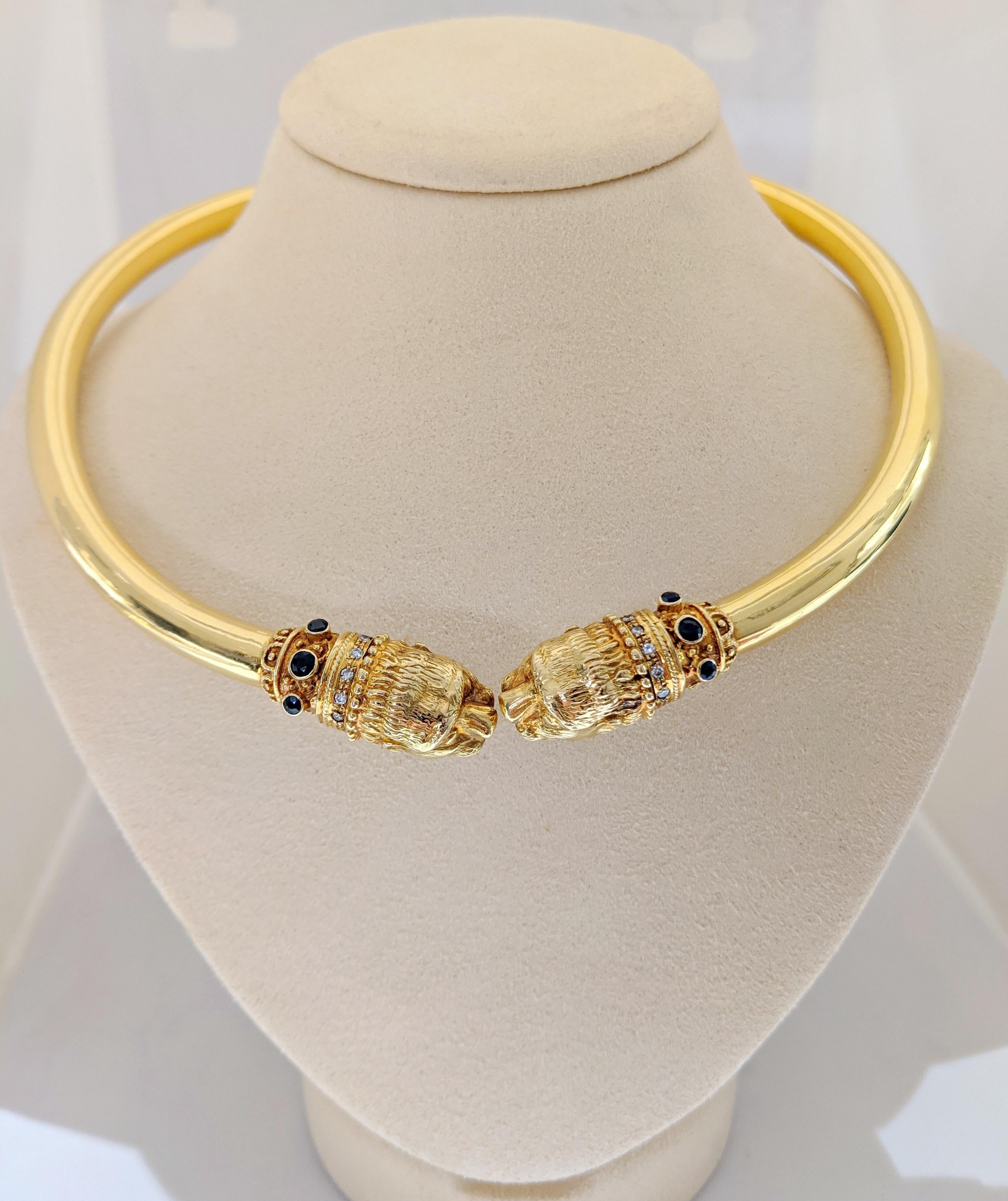 Zolotas: 18 Karat Gold Choker mit zwei Chimärenköpfen, Diamanten und blauen Saphiren für Damen oder Herren im Angebot