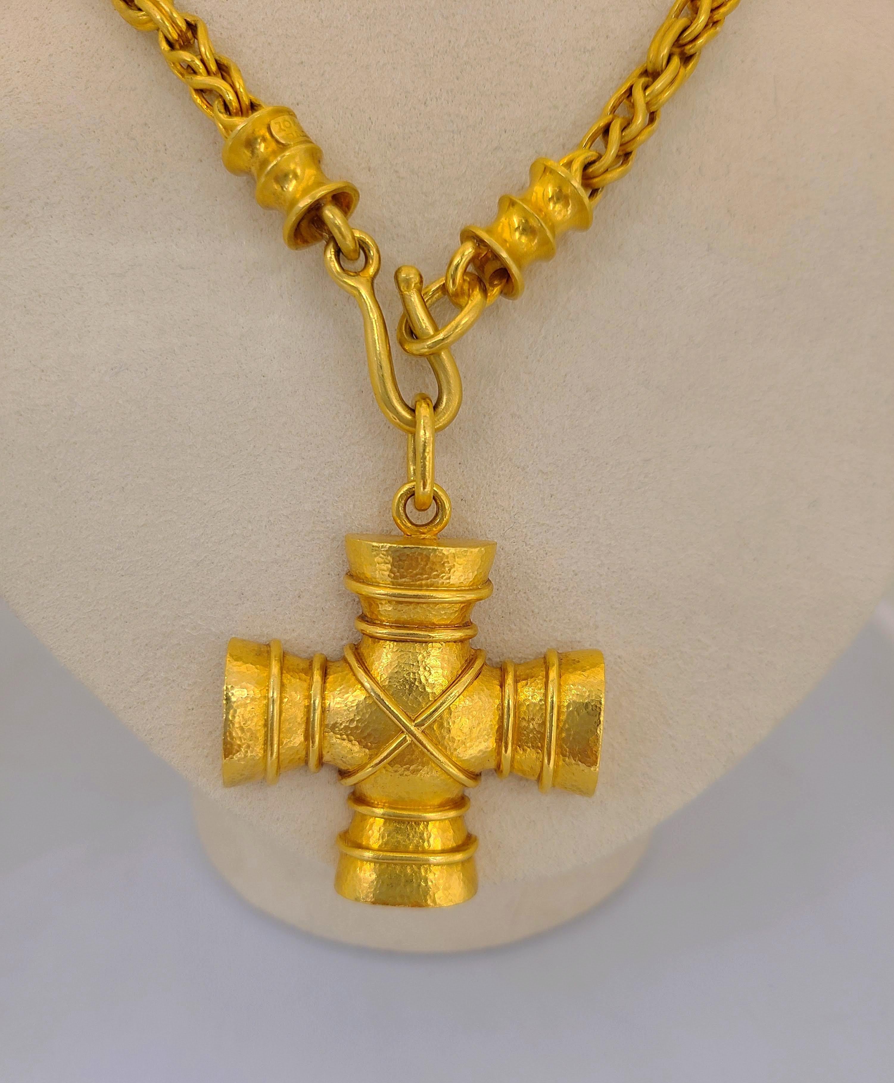 Cette grande croix grecque en or jaune 22kt a été conçue par Zolotas d'Athènes, en Grèce. Fondée en 1895, la société fusionne l'héritage grec et le style moderne pour créer ces pièces intemporelles. Convoité par les rois et les actrices.
Cette croix