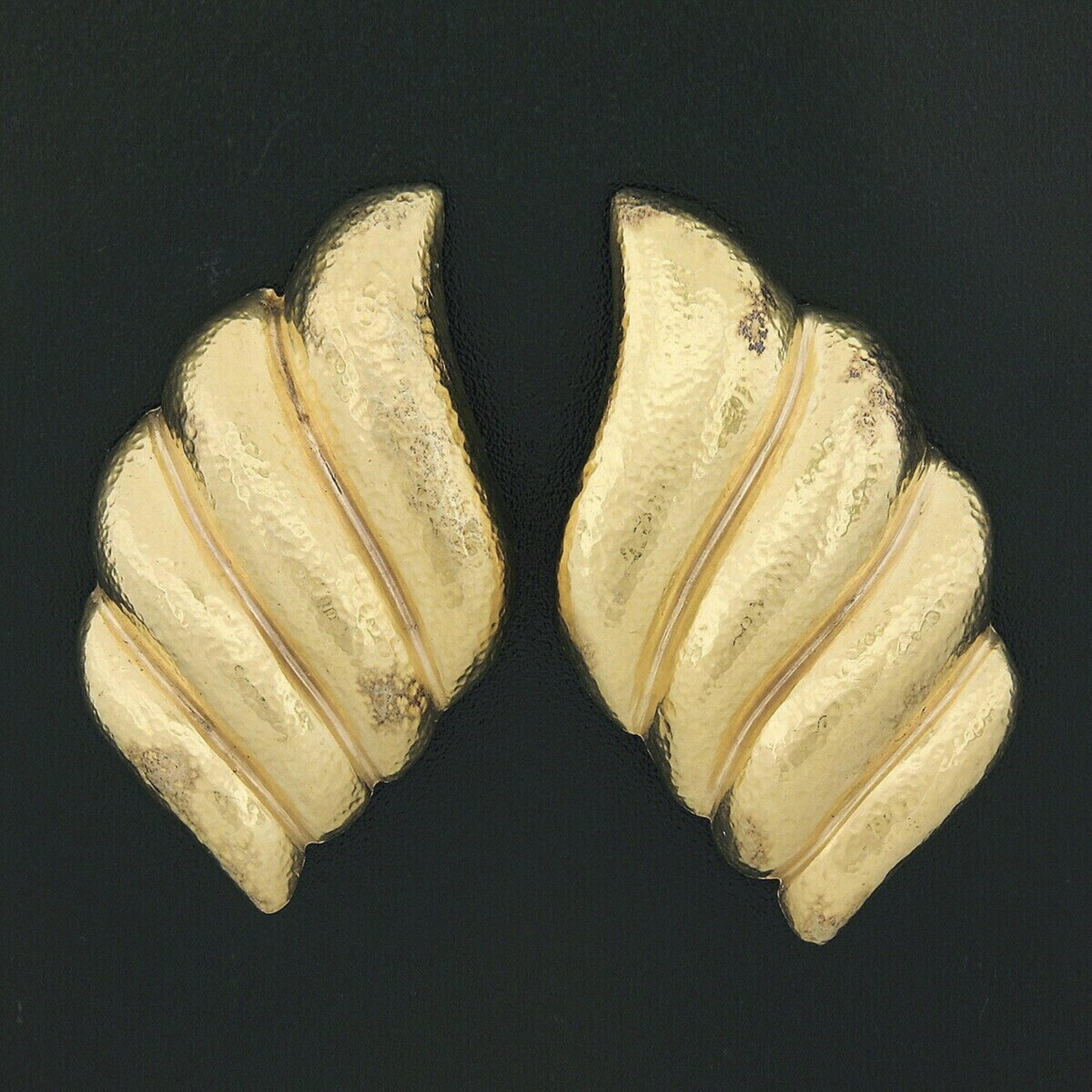 Ces boucles d'oreilles audacieuses et uniques sont conçues par Zolotas et fabriquées en Grèce en or jaune massif 22k. Ils présentent une aile nervurée ou un motif de flamme absolument audacieux, réalisé avec une technique de finition martelée