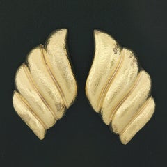 Zolotas Pendientes de clip de oro amarillo de 22 quilates con acabado martillado de gran tamaño y forma de ala acanalada