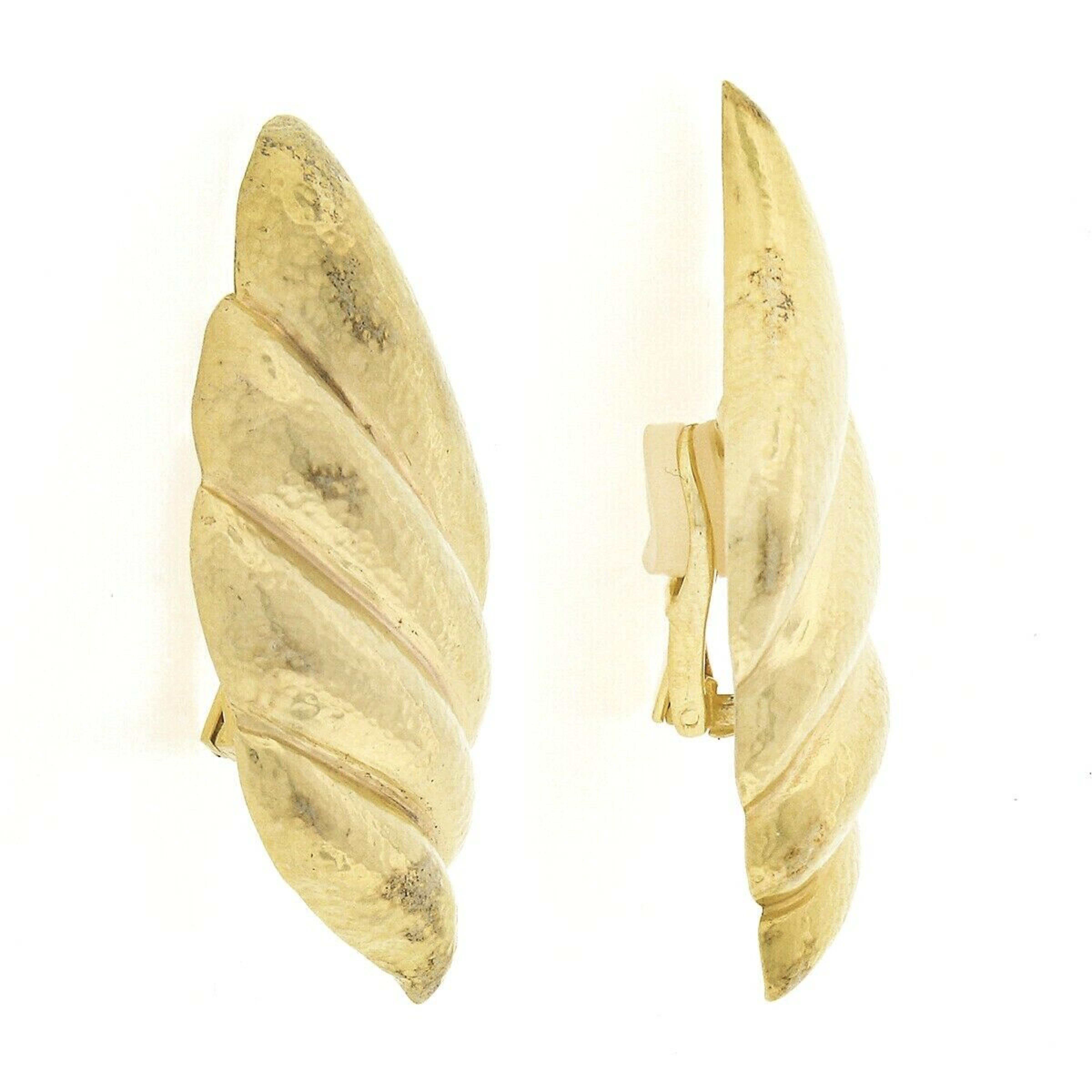 Zolotas Boucles d'oreilles à clip en or jaune 22K à large finition Hammer, aile nervurée et flamme en vente 1