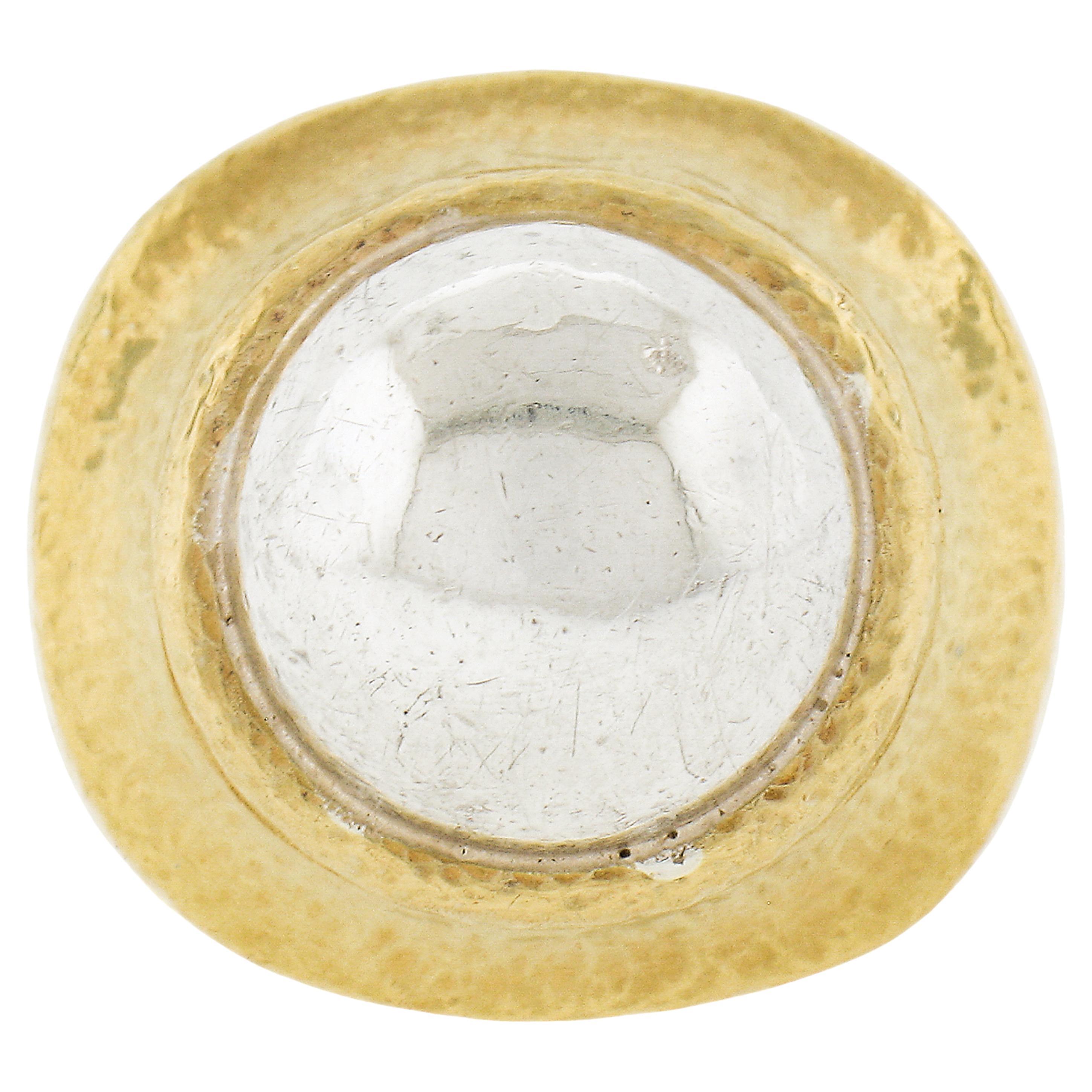 Zolotas Anillo de Cóctel de Oro Amarillo de 22k y Plata con Acabado Martillado en el Centro