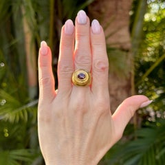 Zolotas Bague gitane en or jaune 22 carats avec rubis cabochon et finition martelée