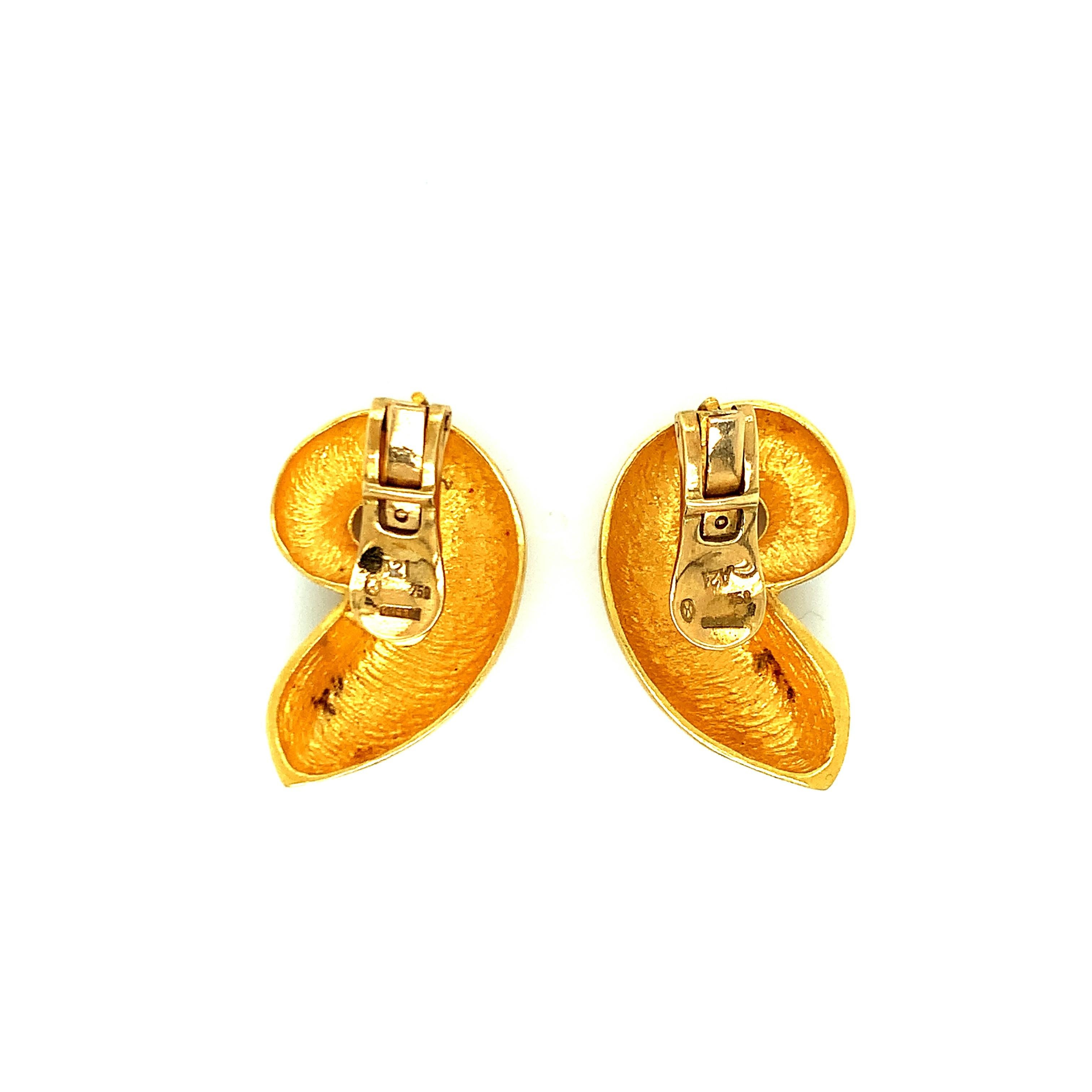 Created by Zolotas, these 18 karat yellow gold ear clips feature a swirl motif. Total weight: 19.8 grams. Length: 3 cm. Width: 2 cm. 

Made in Greece. 