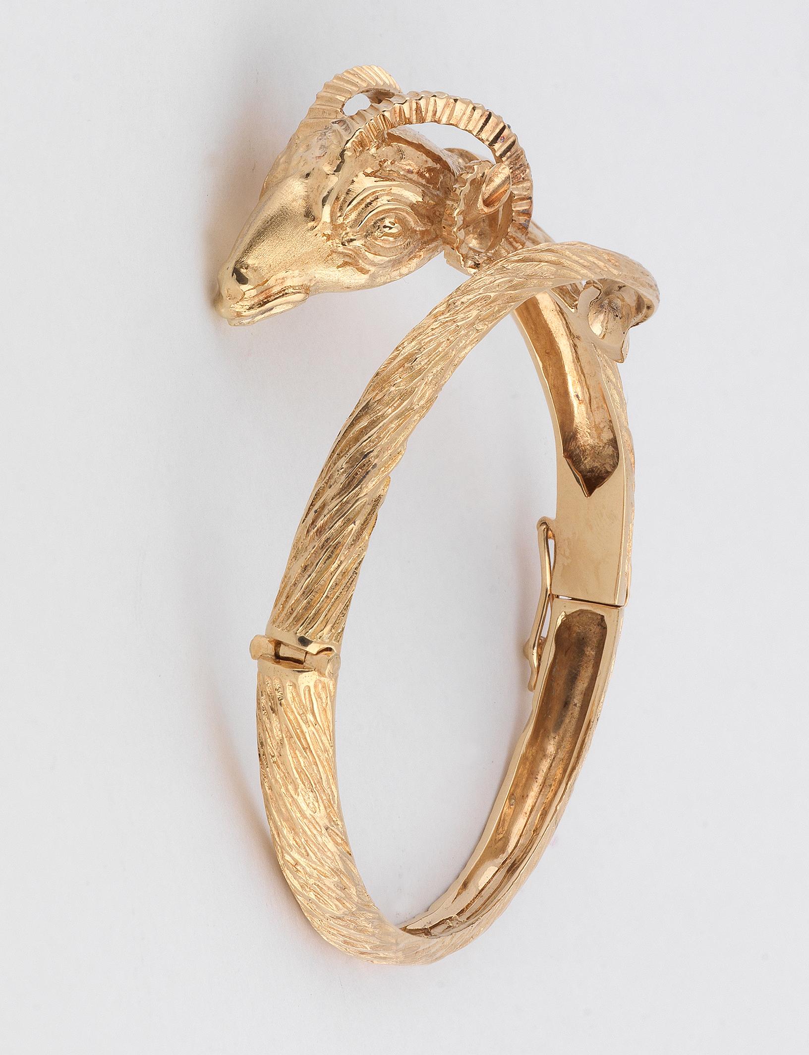 BERNARDO ANTICHITÀ PONTE VECCHIO FLORENCE
A bracelet, designed as a sculpted gold ram's head.
Diameter : 56mm
Weight: 33,2gr.
