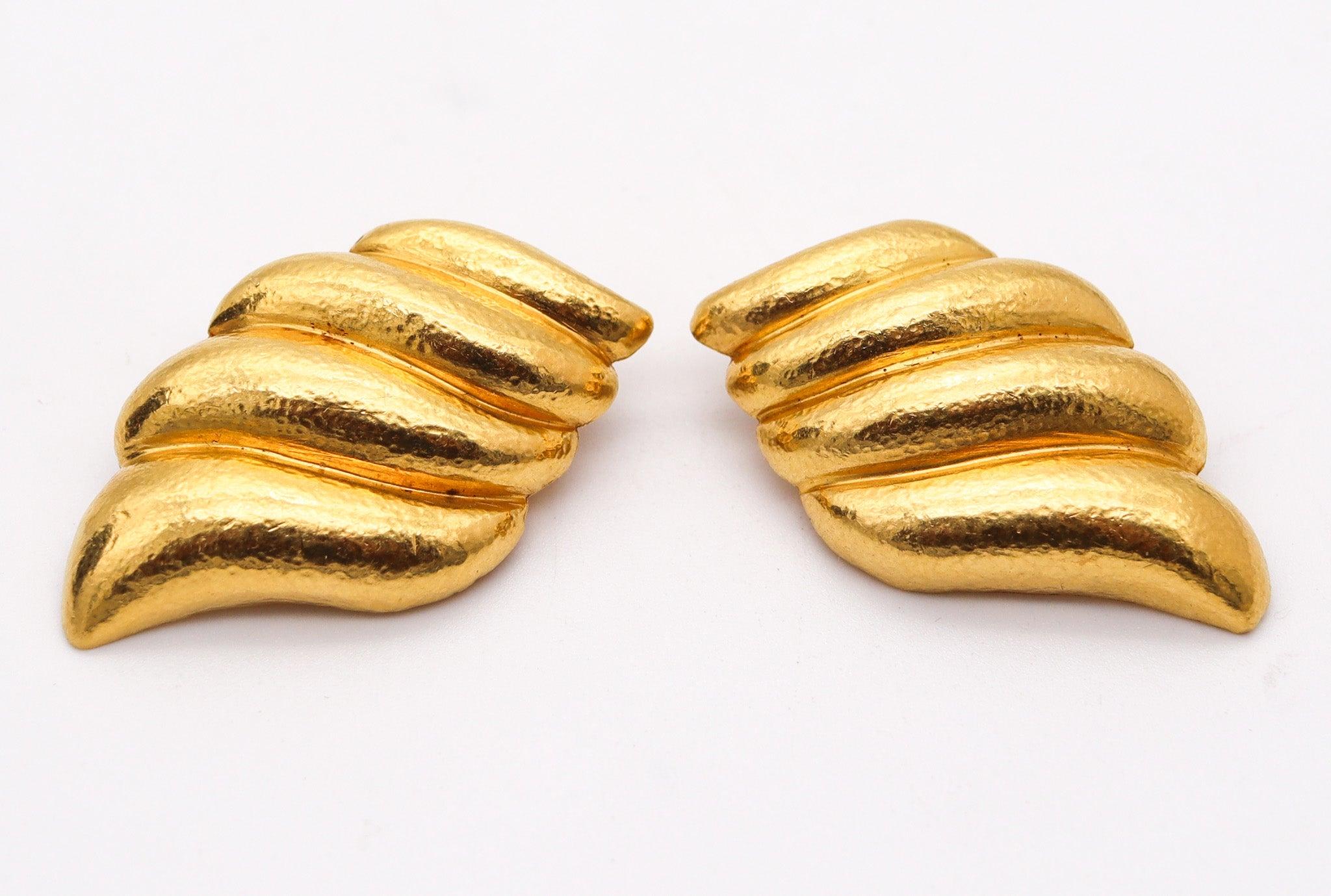 ZOLOTAS Greece Fluted Free Forms Clips On Earrings In Solid 22Kt Yellow Gold In Excellent Condition For Sale In Miami, FL