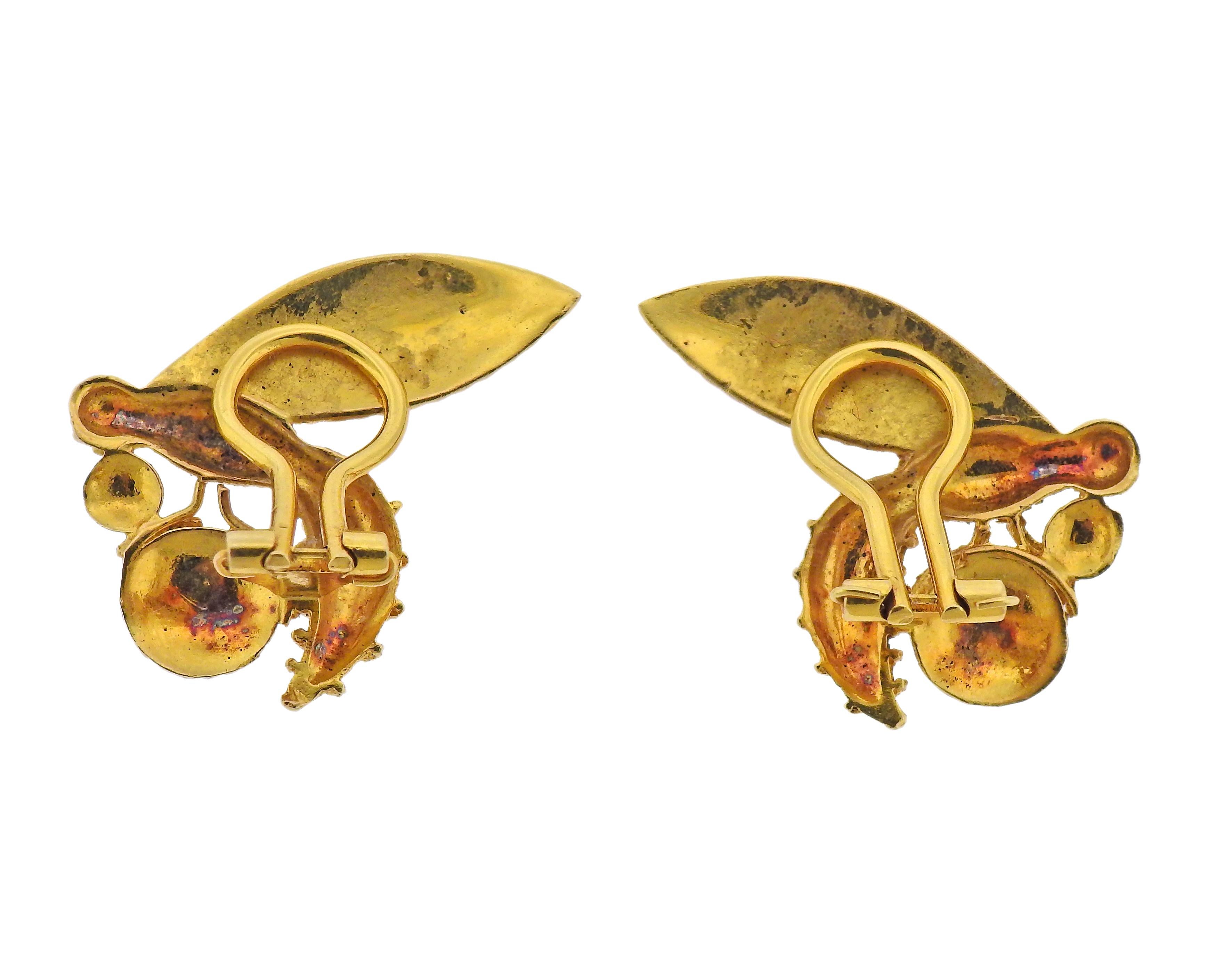 Pair of 18k gold Zolotas earrings, depicting wasps. Earrings measure 28mm x 30mm. Marked: Zolotas, 750, R17. Weight - 13.9 grams. 