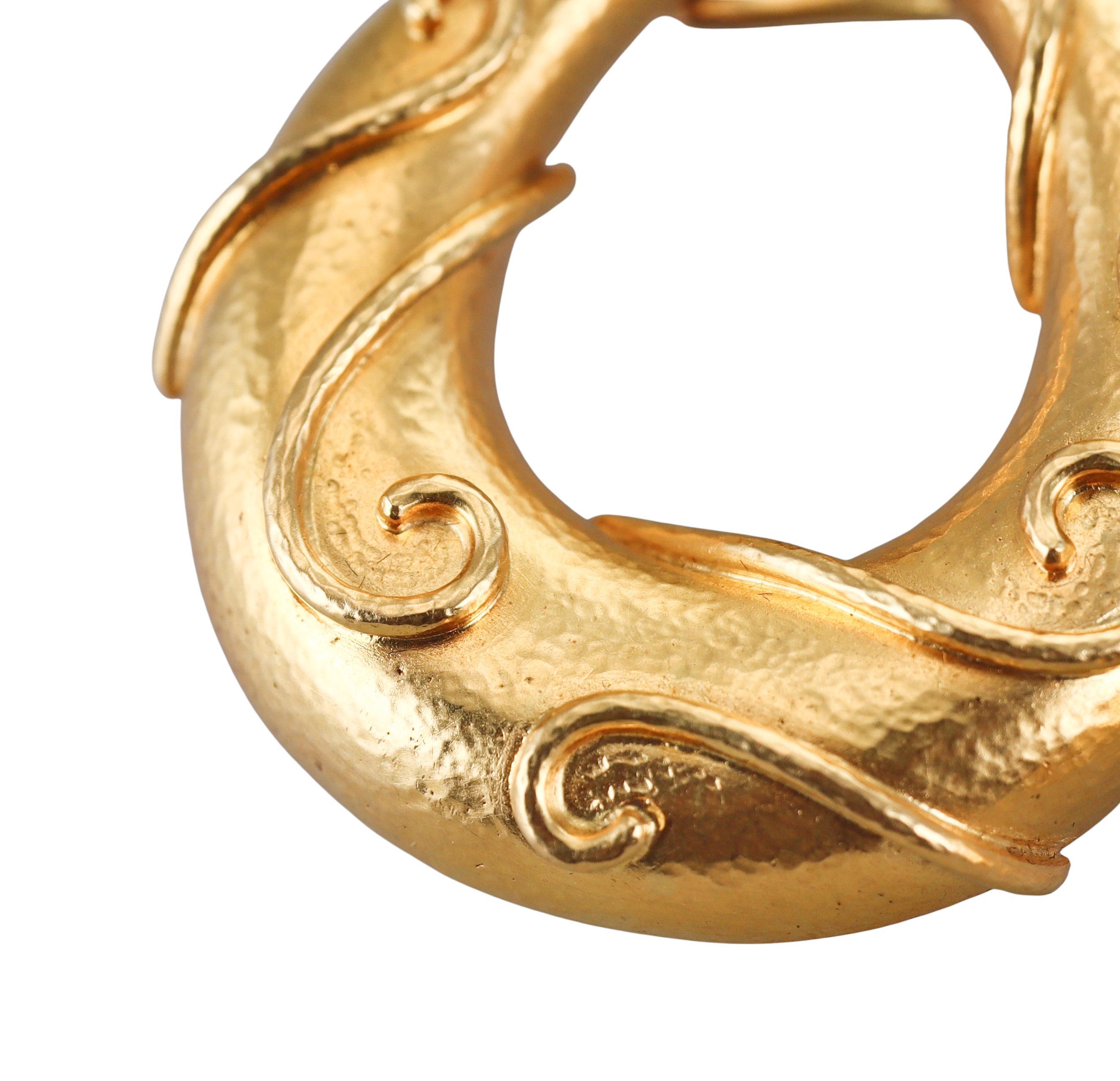 Orecchini a cerchio con motivo a spirale in oro Zolotas Grecia In condizioni ottime in vendita a New York, NY