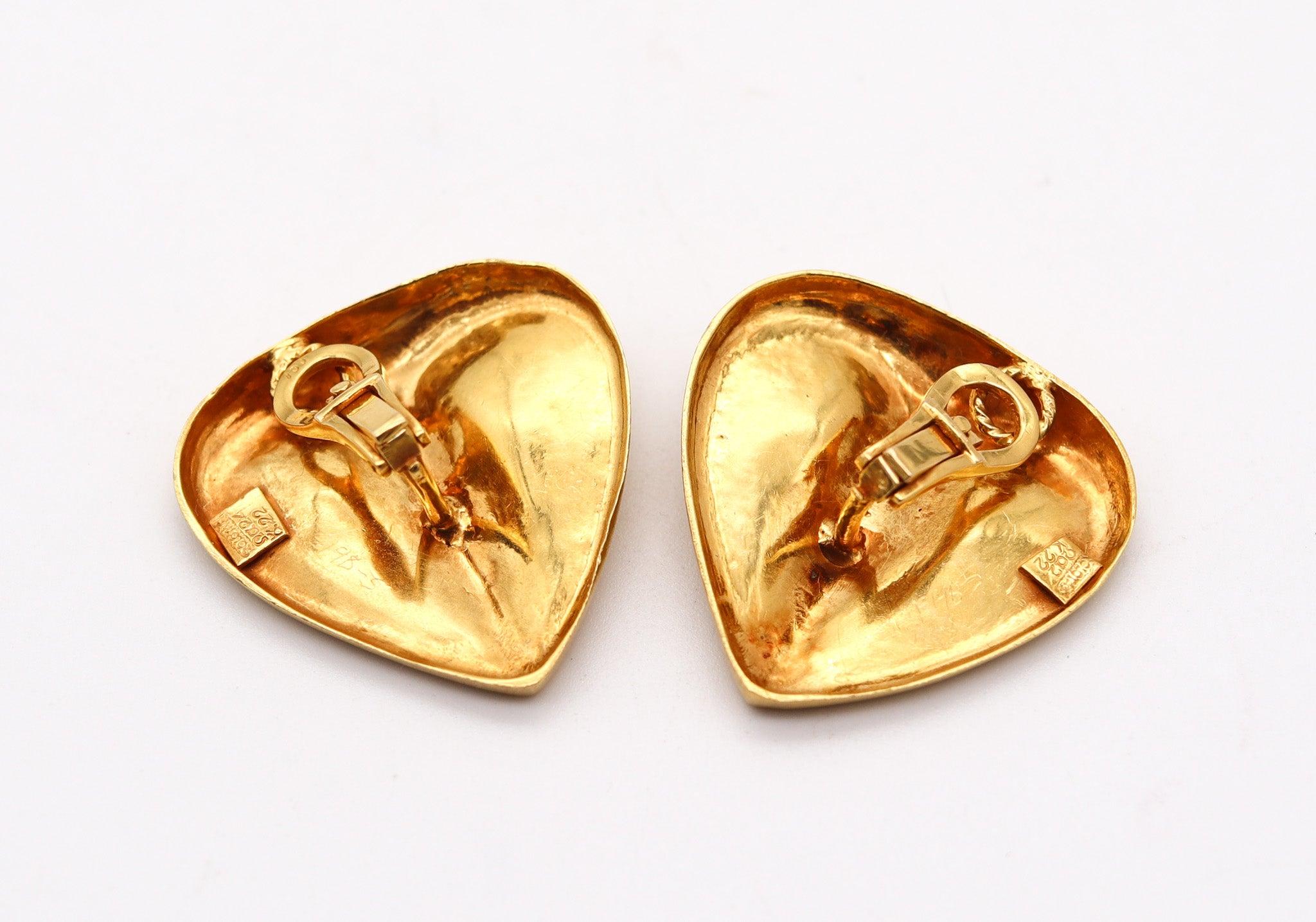 ZOLOTAS Greece Herzförmige Clips-Ohrringe massiv gehämmert 22Kt Gelbgold im Zustand „Hervorragend“ im Angebot in Miami, FL