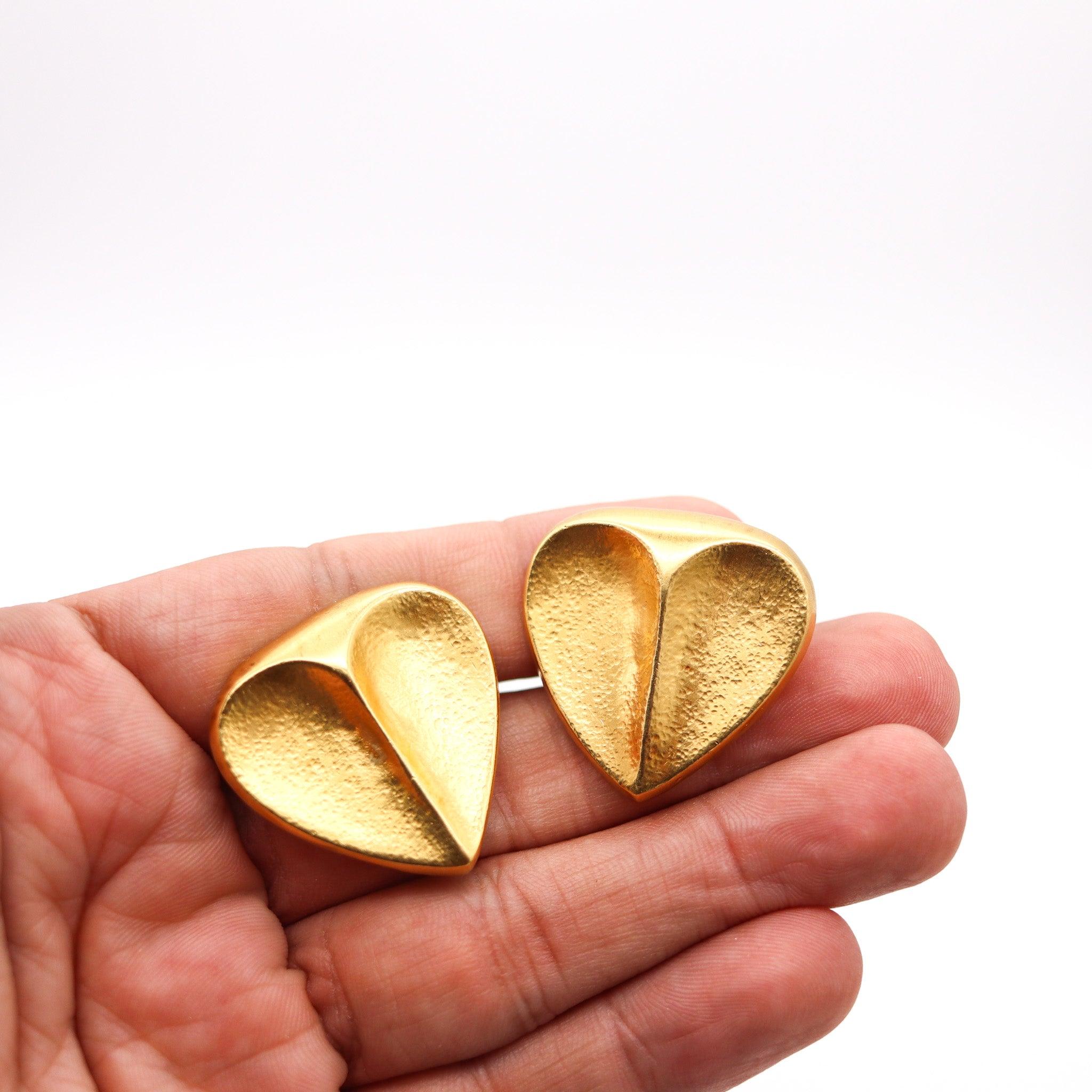 ZOLOTAS Greece Herzförmige Clips-Ohrringe massiv gehämmert 22Kt Gelbgold Damen im Angebot