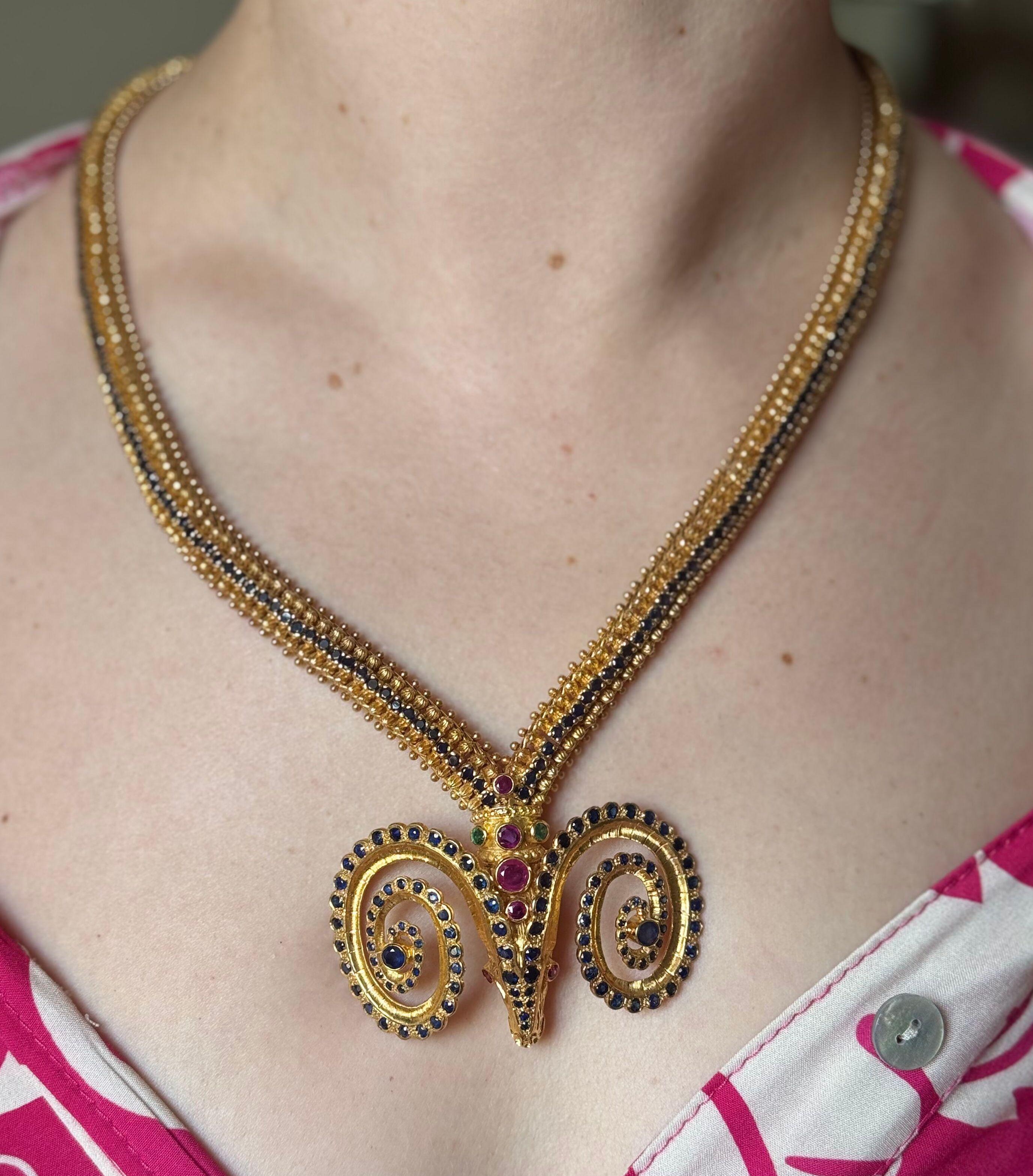 Zolotas Griechenland Rubin Saphir Smaragd 18k Gold Widderkopf Halskette im Angebot 2