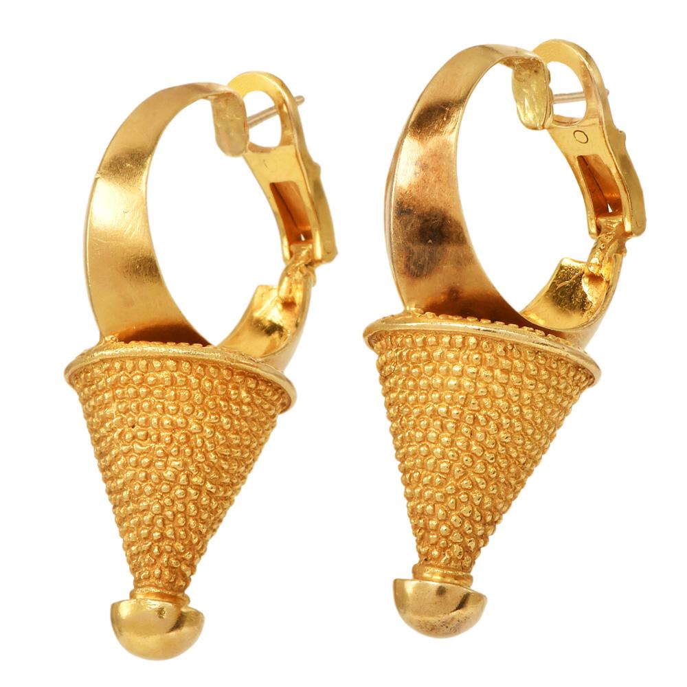 Circa 1960 - Design/One emblématique du milieu du siècle dernier

Une paire de boucles d'oreilles vintage audacieuse et élégante du célèbre joaillier grec Zolotas, fabriquée à la main dans les années 1960 en or jaune massif 18 carats. Ces boucles