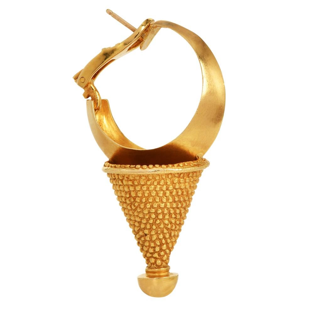 Rétro Zolotas Grecque 18K Boucles d'oreilles à clip à large cône en vente