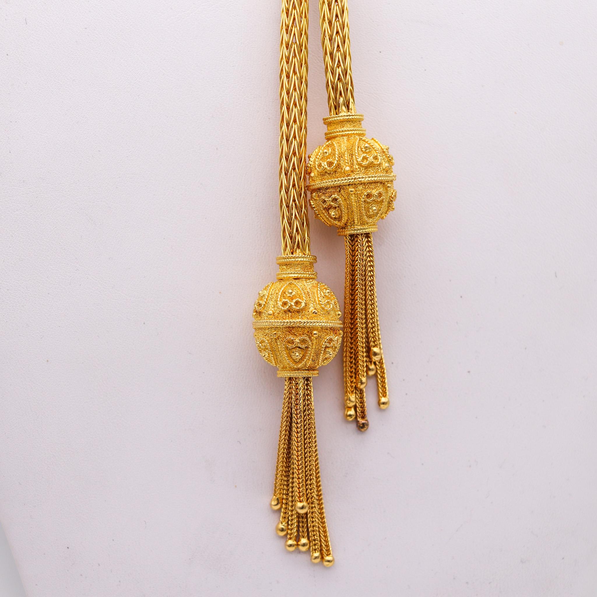 Sautoir-Halskette, entworfen von Zolotas.

Wunderschöne Halskette, die Ende des 20. Jahrhunderts in Griechenland von dem Schmuckhaus Zolotas entworfen wurde. Diese elegante Halskette wurde aus einem Drahtgeflecht aus massivem 18-karätigem Gelbgold