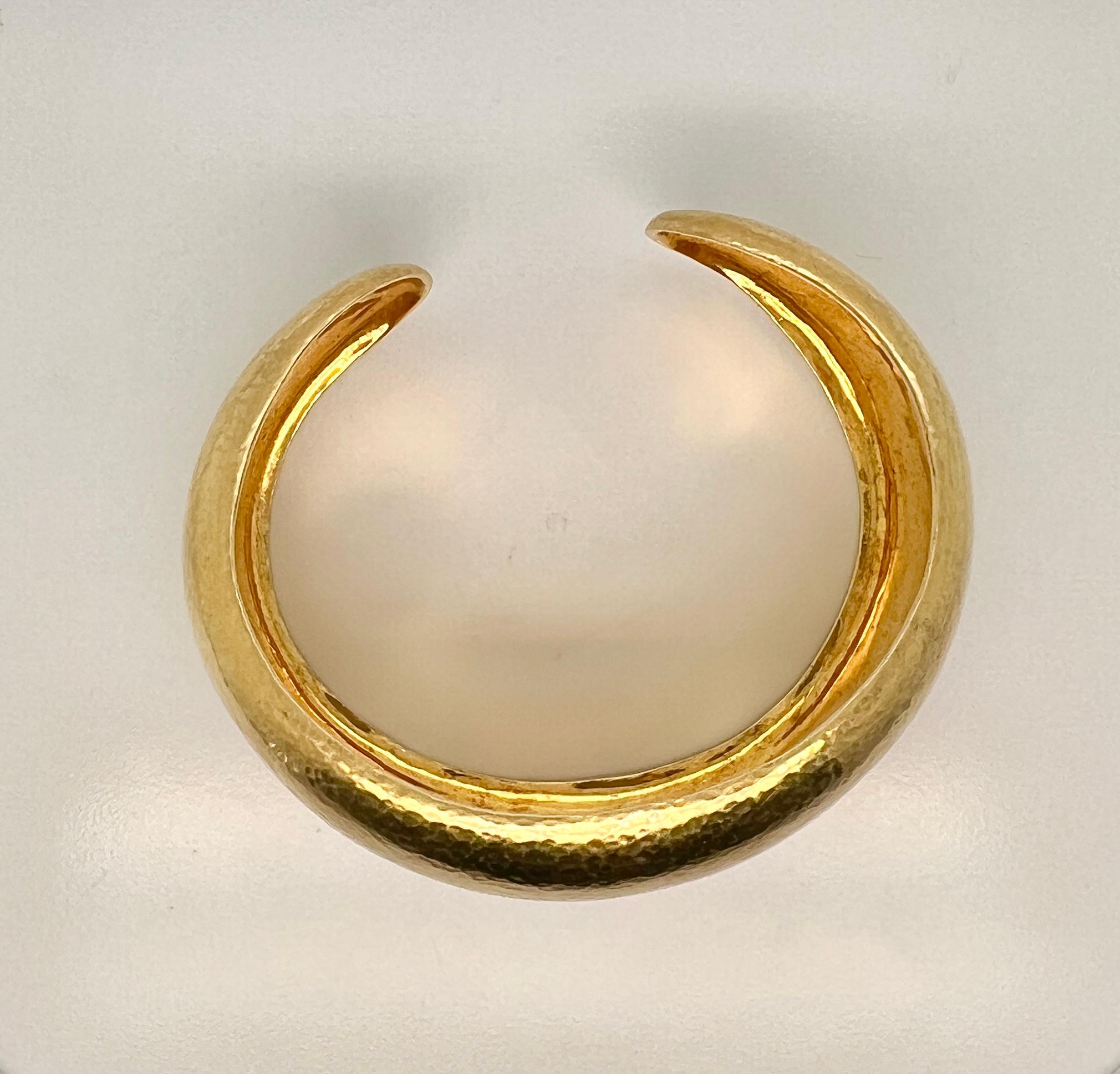 Zolotas Hammered 22k Gold Cuff Bracelet.

Composed of a hammered gold finish.
Signed Zolotas
22k yellow gold
Total weight 71.7 grams
Interior circumference 6¾ inches, width 1¼ inches

In excellent condition