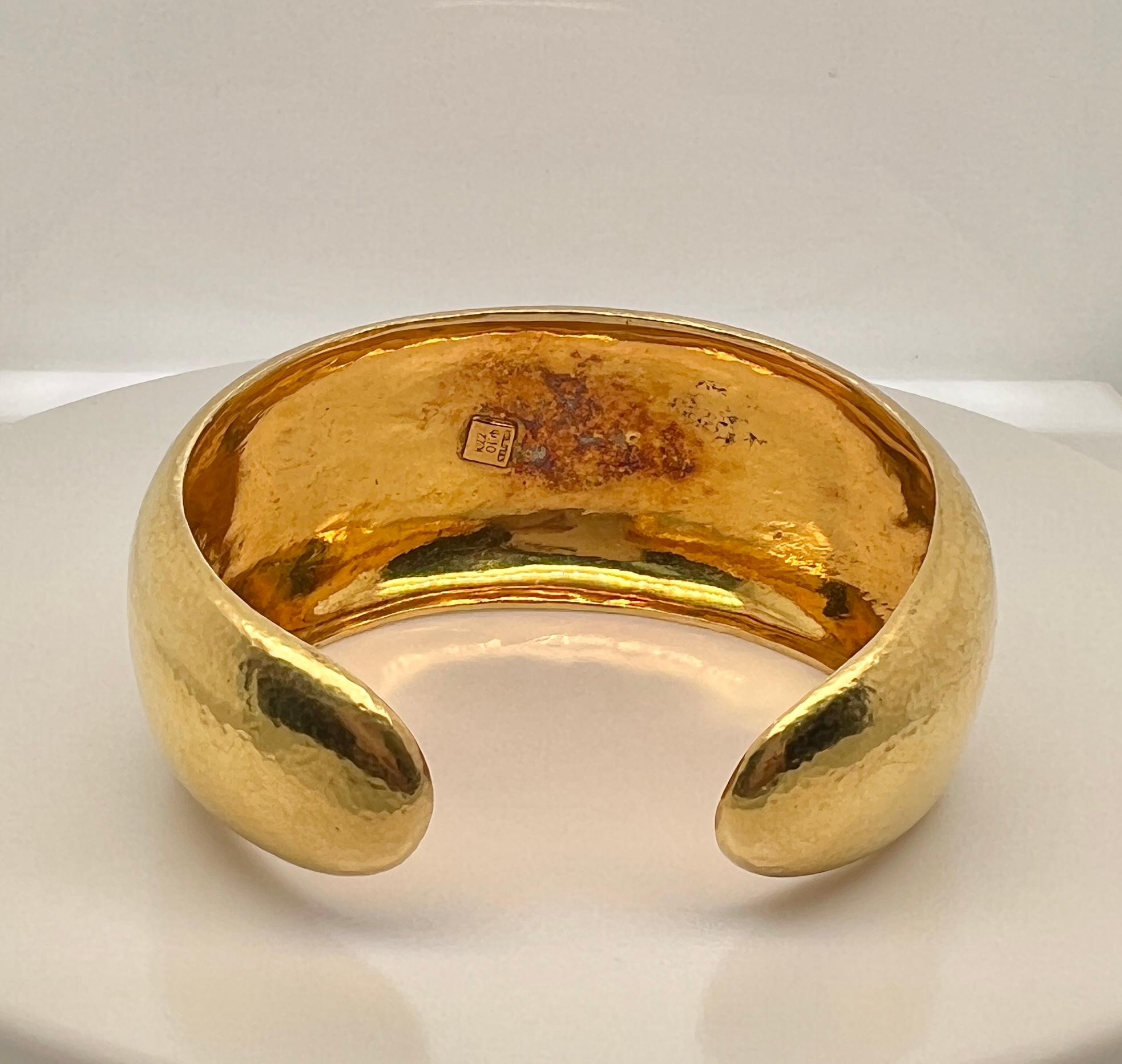Zolotas Hammered 22k Gold Cuff Bracelet In condizioni ottime in vendita a New York, NY