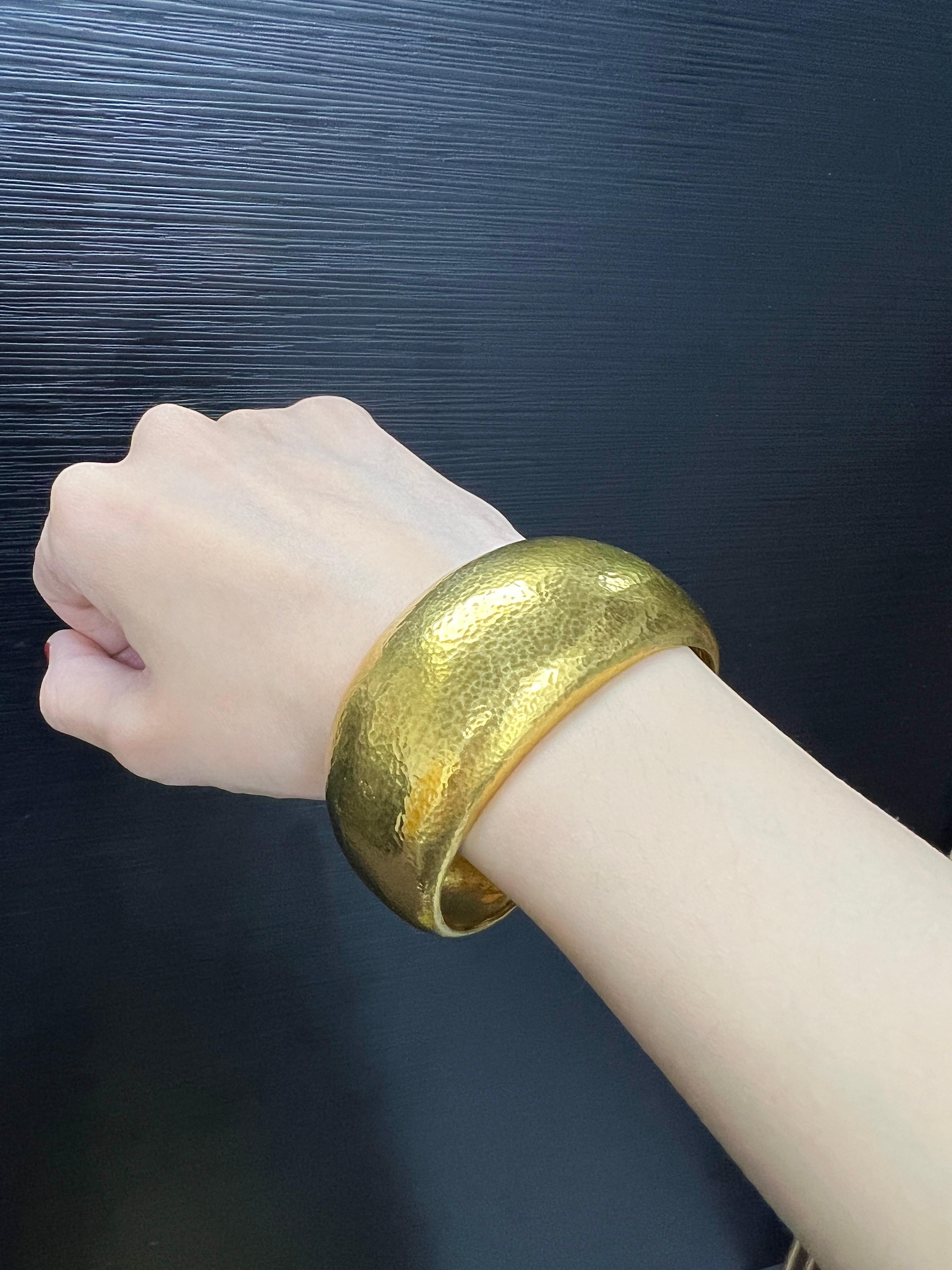 Zolotas Hammered 22k Gold Cuff Bracelet in vendita 1