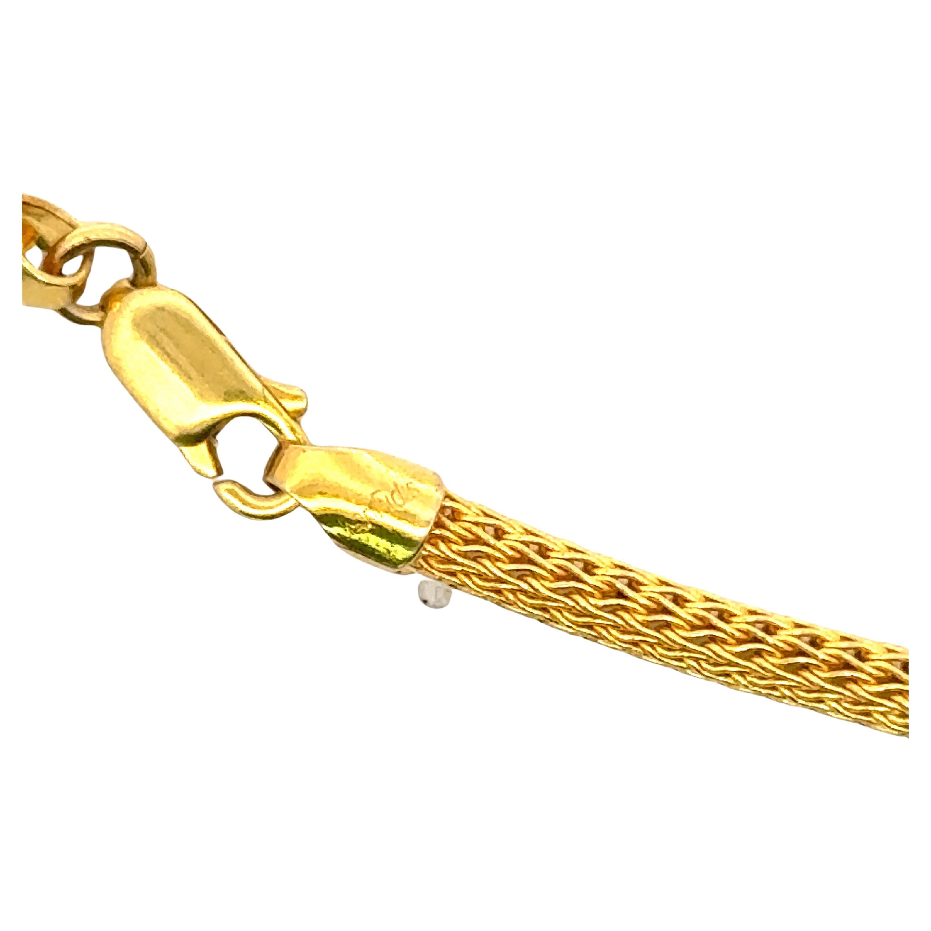 Signé Zolotas, ce collier en or jaune 22 carats présente un Lapis de taille ovale. 
Boucles d'oreilles assorties disponibles 
