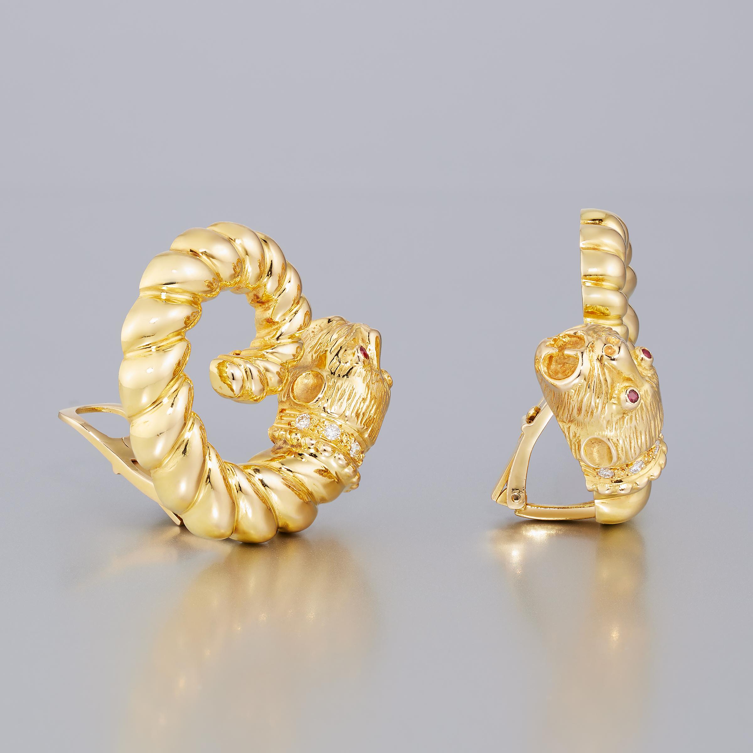 Ein auffälliges Paar Vintage-Ohrringe von Zolotas aus 18 Karat Gelbgold mit funkelnden Diamant- und Rubin-Akzenten. Diese Ohrringe sind Teil der Heritage-Kollektion von Zolotas, einem renommierten griechischen Juwelierhaus, das 1895 in Athen