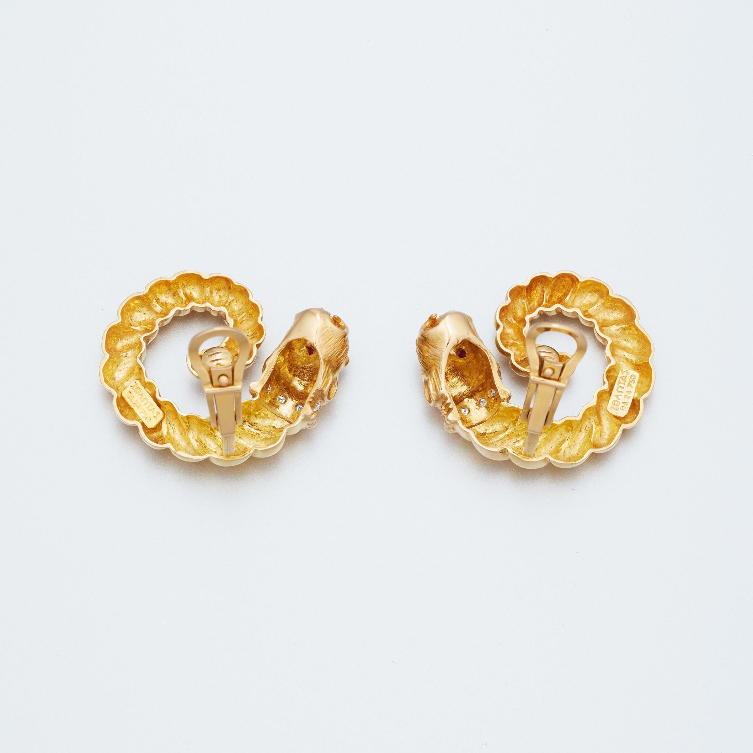 Zolotas Große skulpturale Ohrringe im griechischen Revival-Stil aus 18 Karat Gold mit Diamanten und Rubinen (Rundschliff) im Angebot