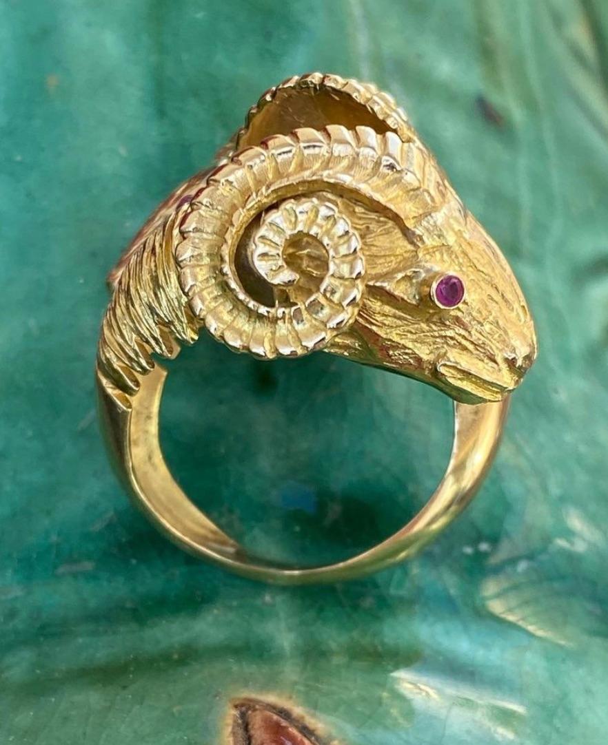 A vintage ring from circa 1970s', of two ram heads by the wonderful jeweller Zolotas, composed of gold 18k and four small ruby for each eyes. 
Astonishing piece that truly represent the soul of this brand. 
Weight is 12 g. 
The size is 51/52,