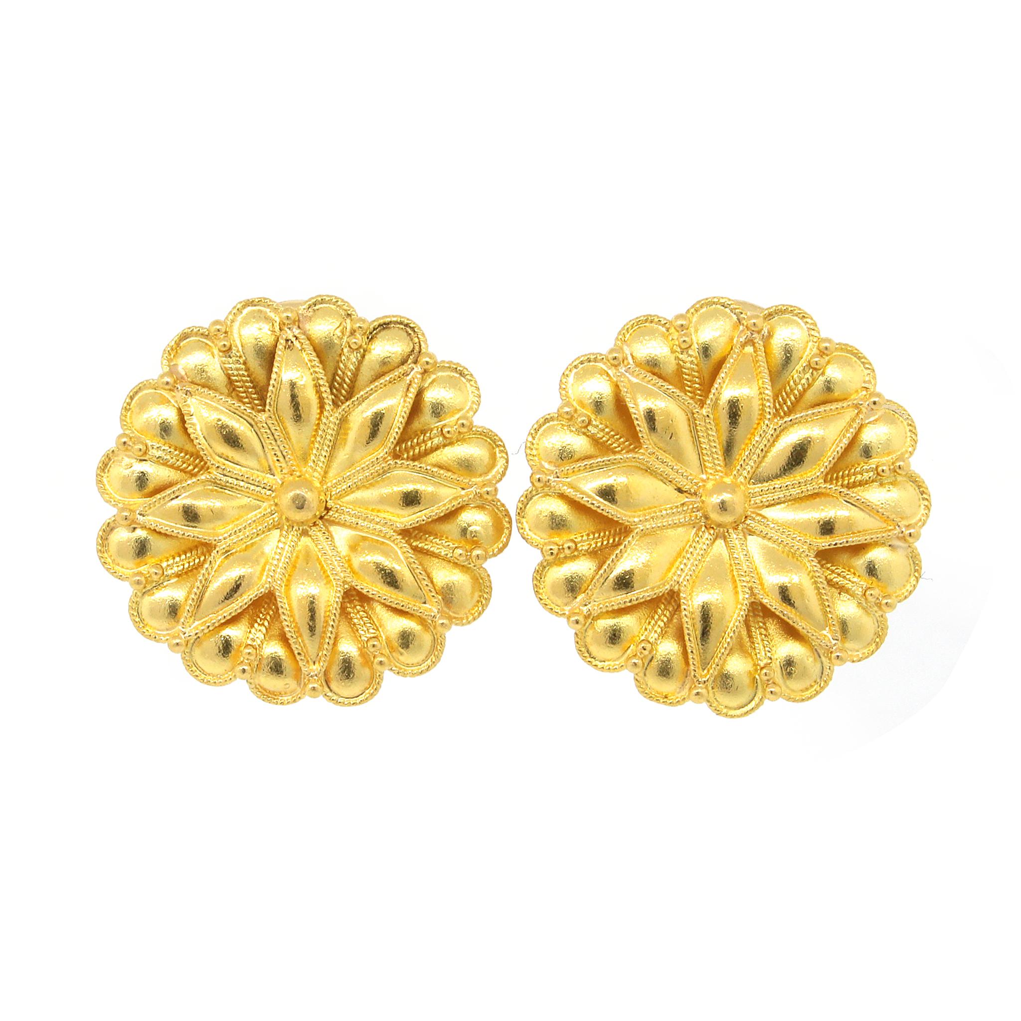 Zolotas Vintage Floral Yellow Gold Clip-on Earrings In Good Condition For Sale In New York, NY