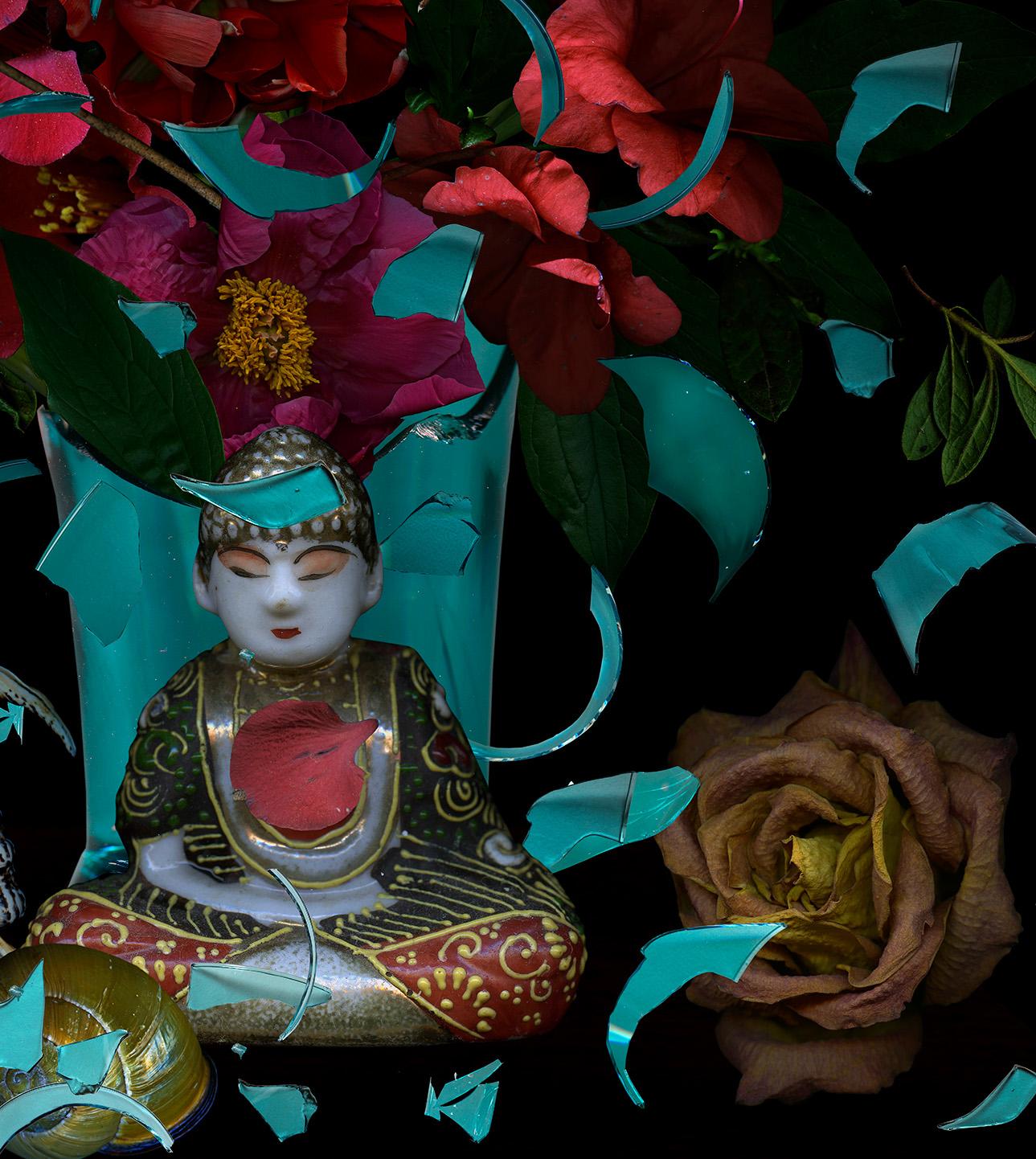 Rote Blumen und Buddha. Digitale Collage  Farbfotografie (Moderne), Photograph, von Zoltan Gerliczki