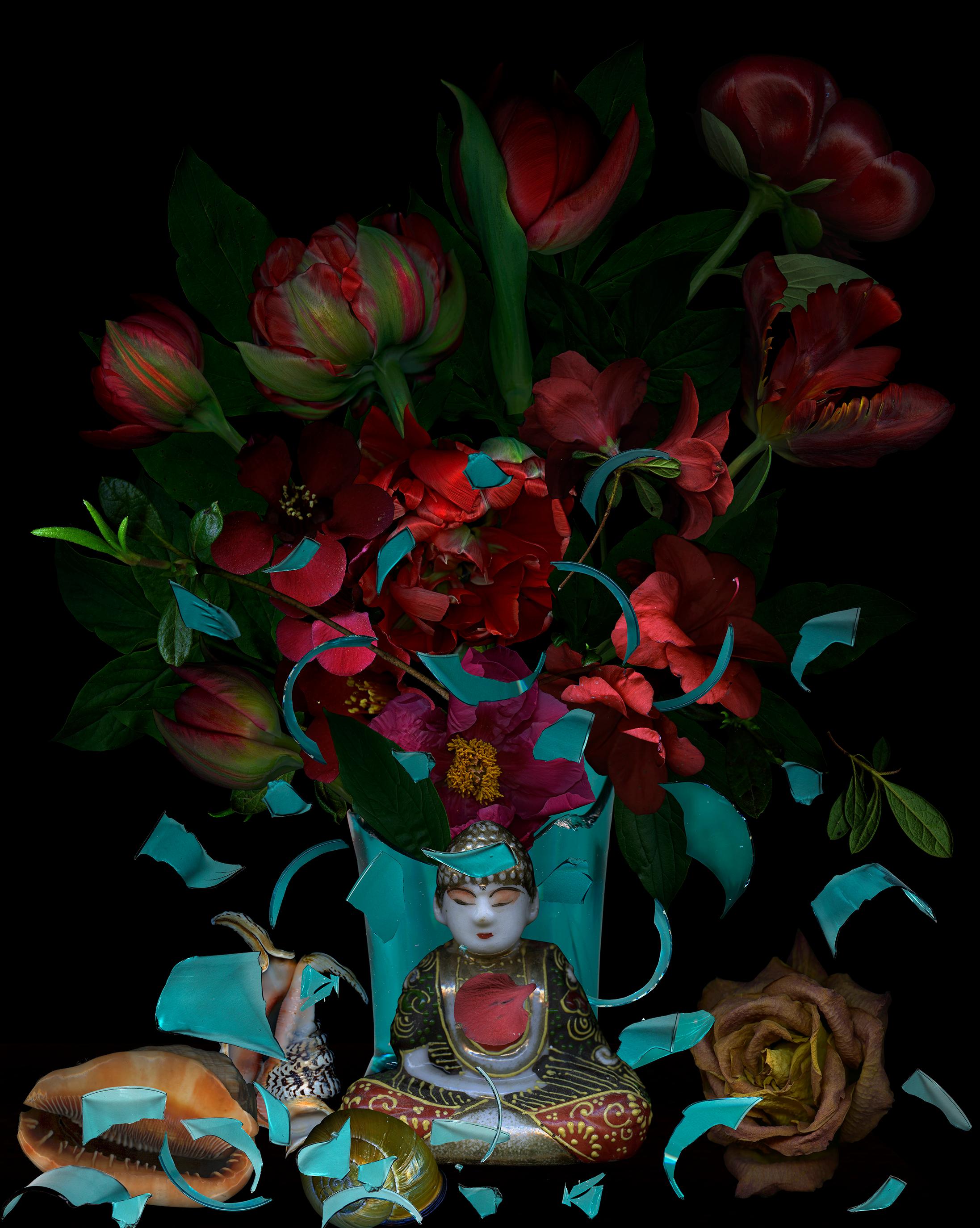 Rote Blumen und Buddha. Digitale Collage  Farbfotografie
