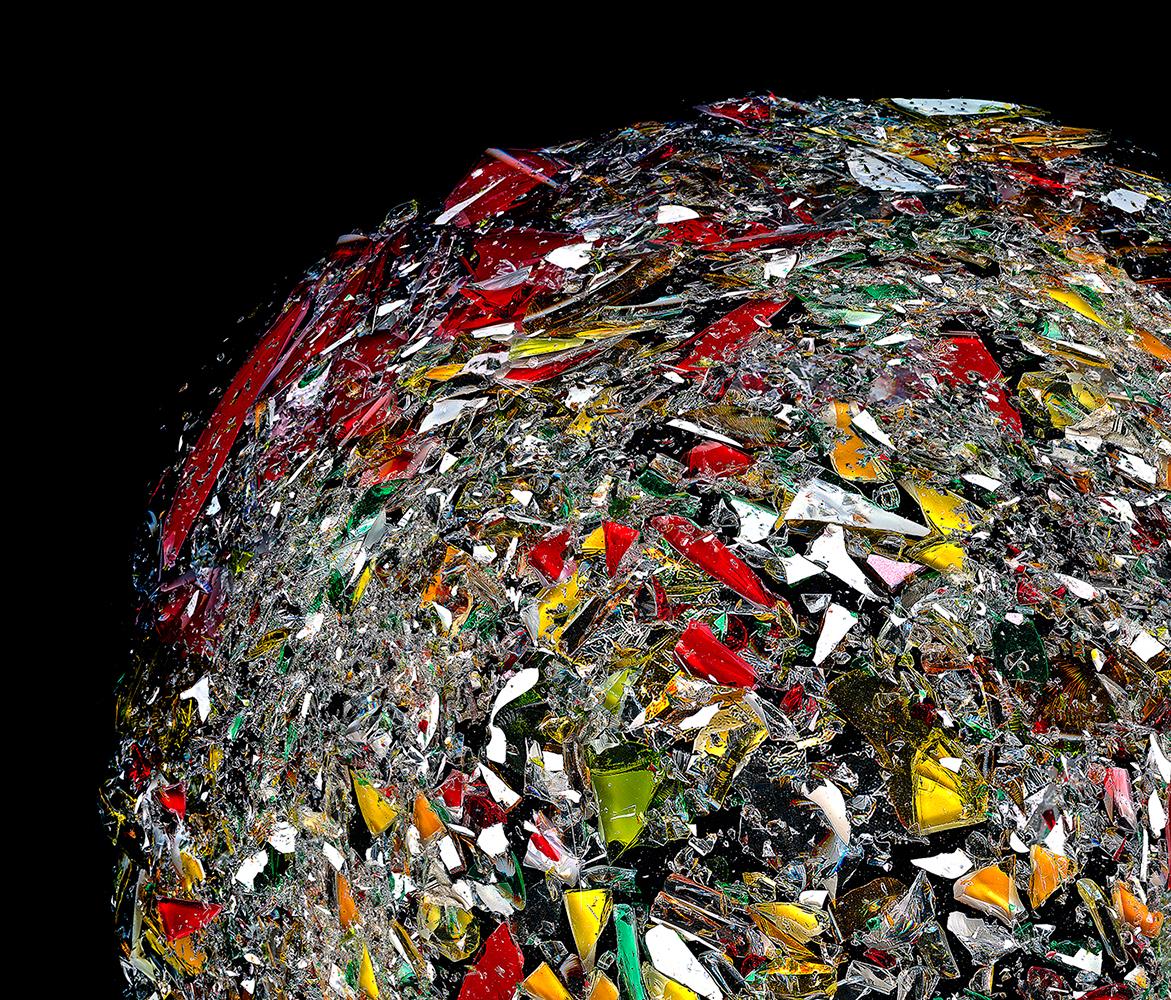 The Broken Planet und The Excitement Planet. Digitale Collage-Farbfotografie (Schwarz), Color Photograph, von Zoltan Gerliczki