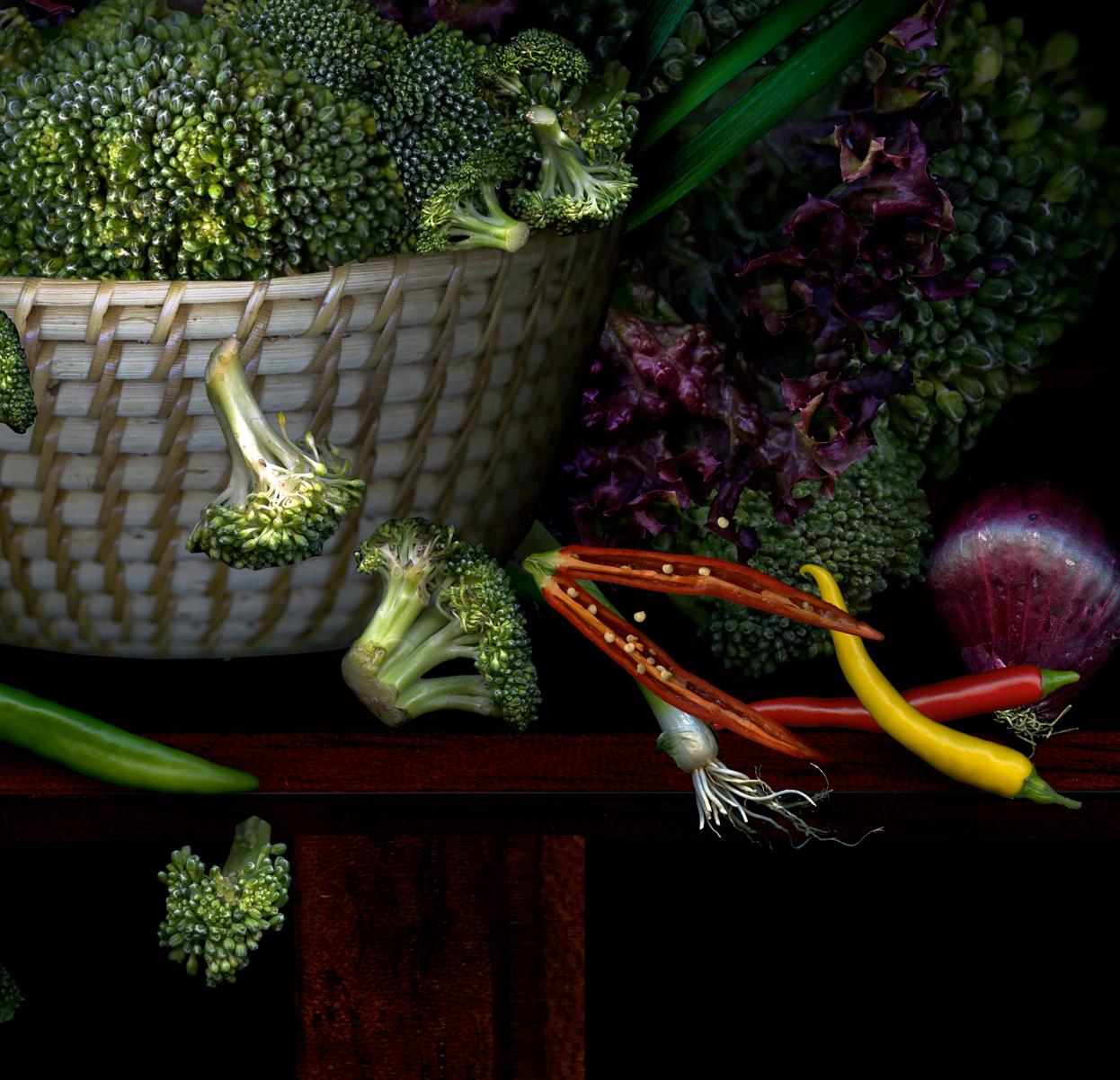 Vegetables from my garden #6 Digitale Collage-Farbfotografie (Schwarz), Still-Life Photograph, von Zoltan Gerliczki