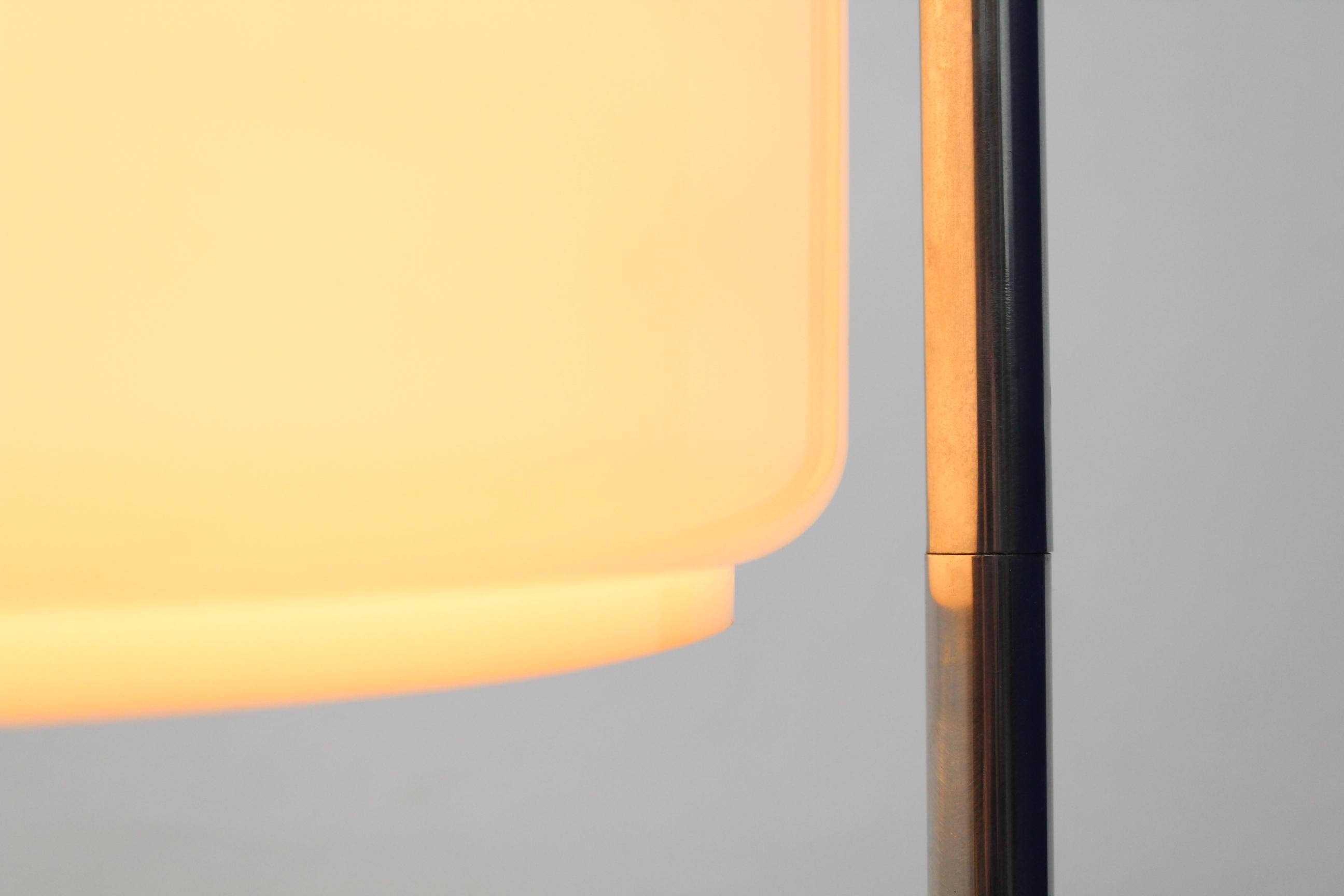 Zonca lampe de bureau pivotante en métal chromé et verre blanc du milieu du siècle dernier, Italie, 1970 4
