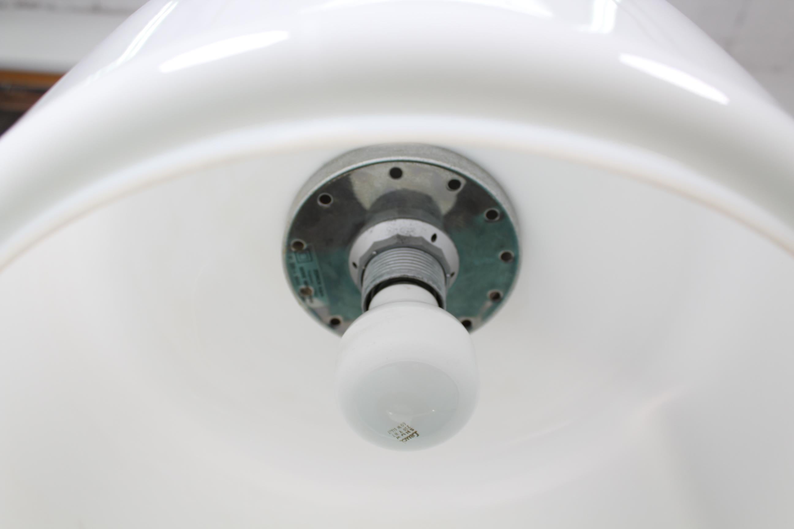 Zonca lampe de bureau pivotante en métal chromé et verre blanc du milieu du siècle dernier, Italie, 1970 9