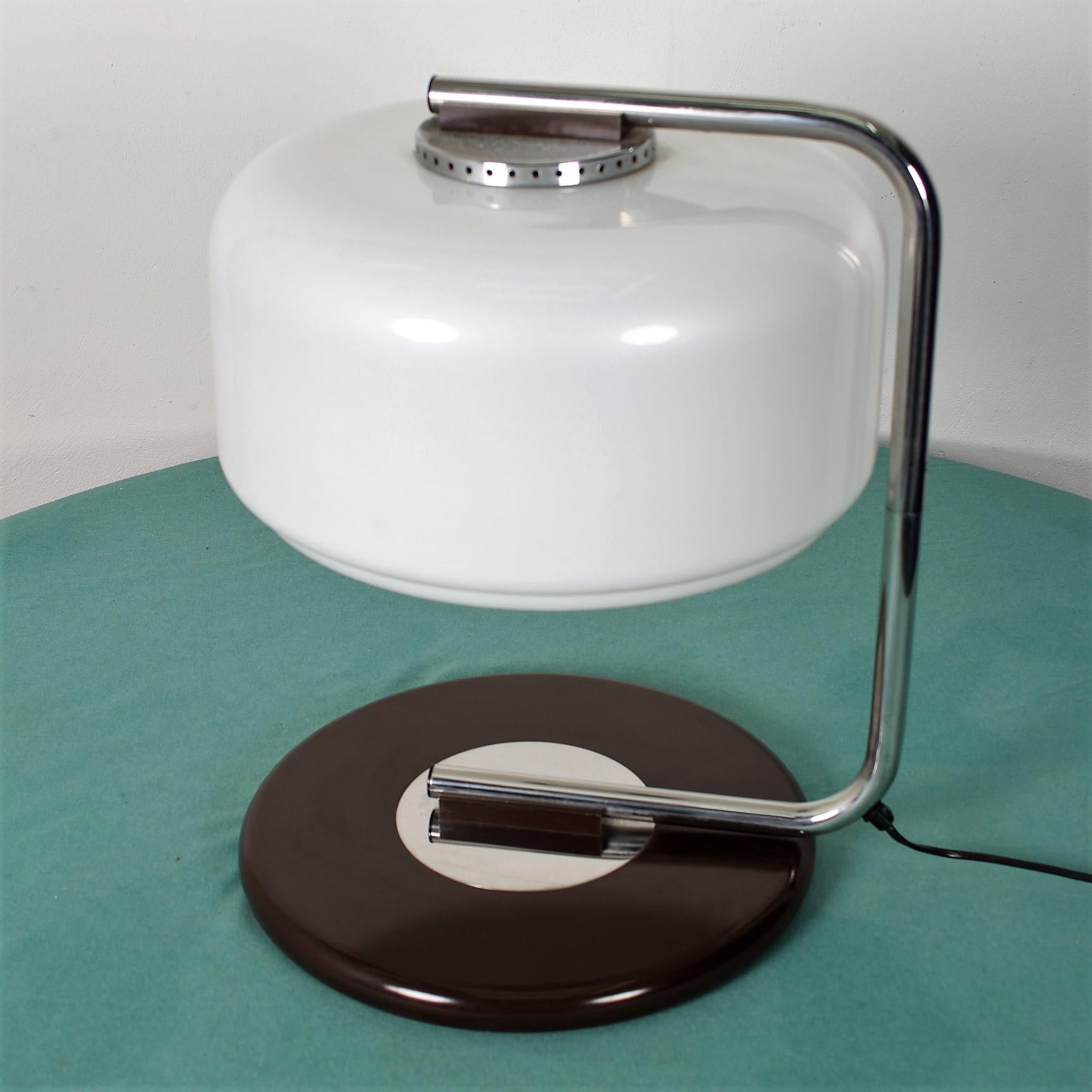 Very elegant table lamp with swivel arm in chromed metal, white glass lampshade and metal base.
Italian production by Zonca, Voghera, 1970s. Adhesive brand on the bottom.
Wear consistent with age and use.
  