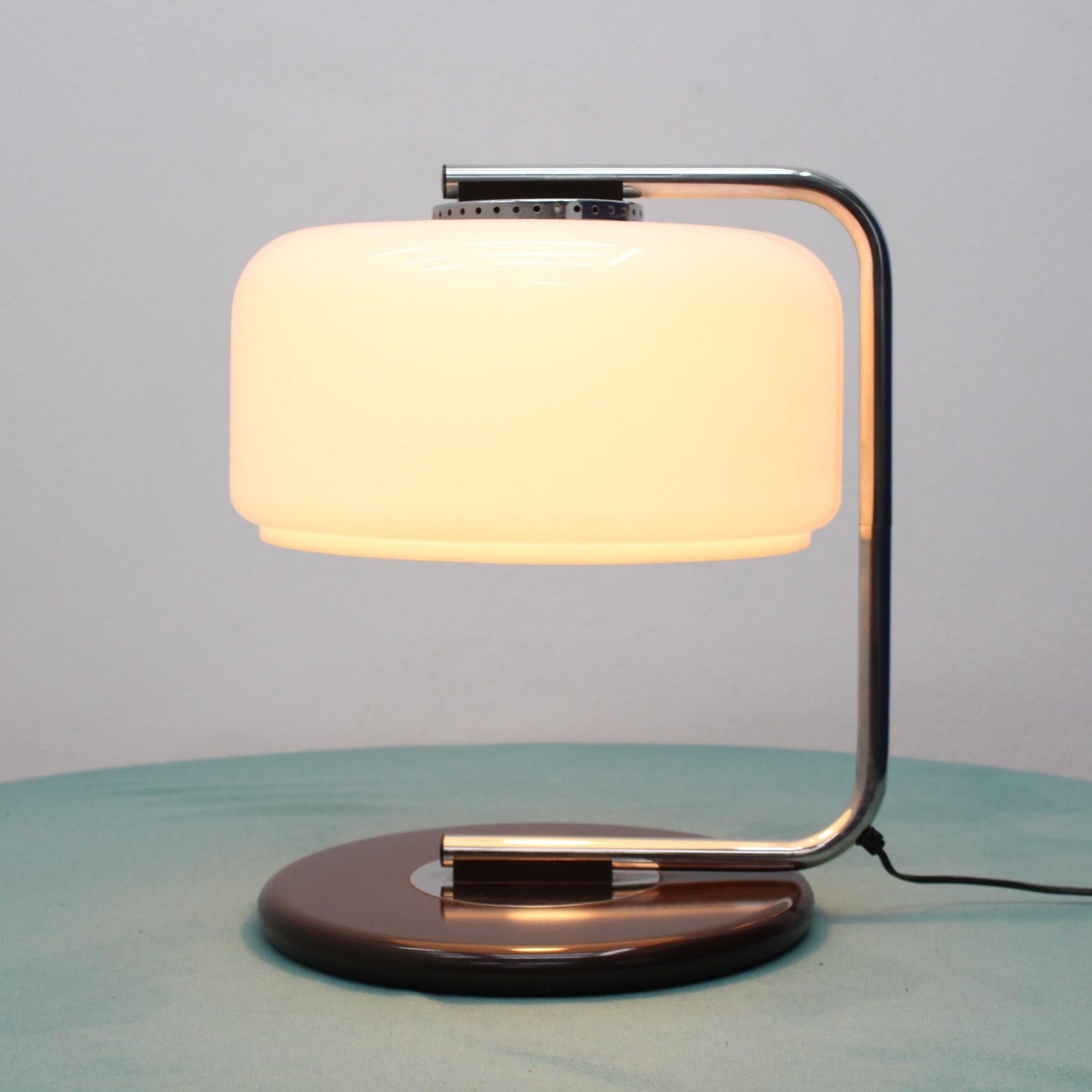 Mid-Century Modern Zonca lampe de bureau pivotante en métal chromé et verre blanc du milieu du siècle dernier, Italie, 1970