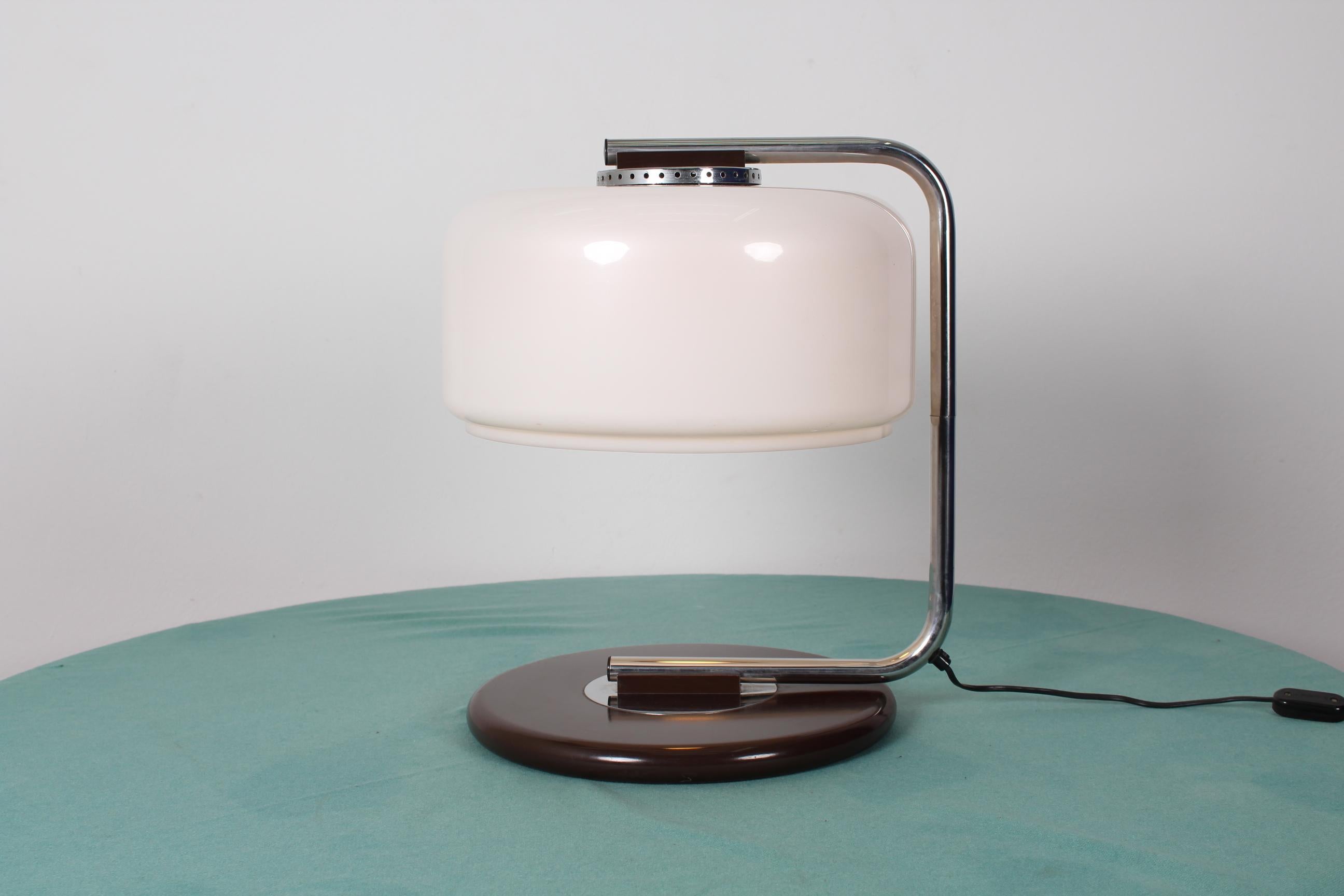 Italian Zonca Mid-Century Chrome Metal and White Glass Swivel Table Lamp, Italy, 1970s