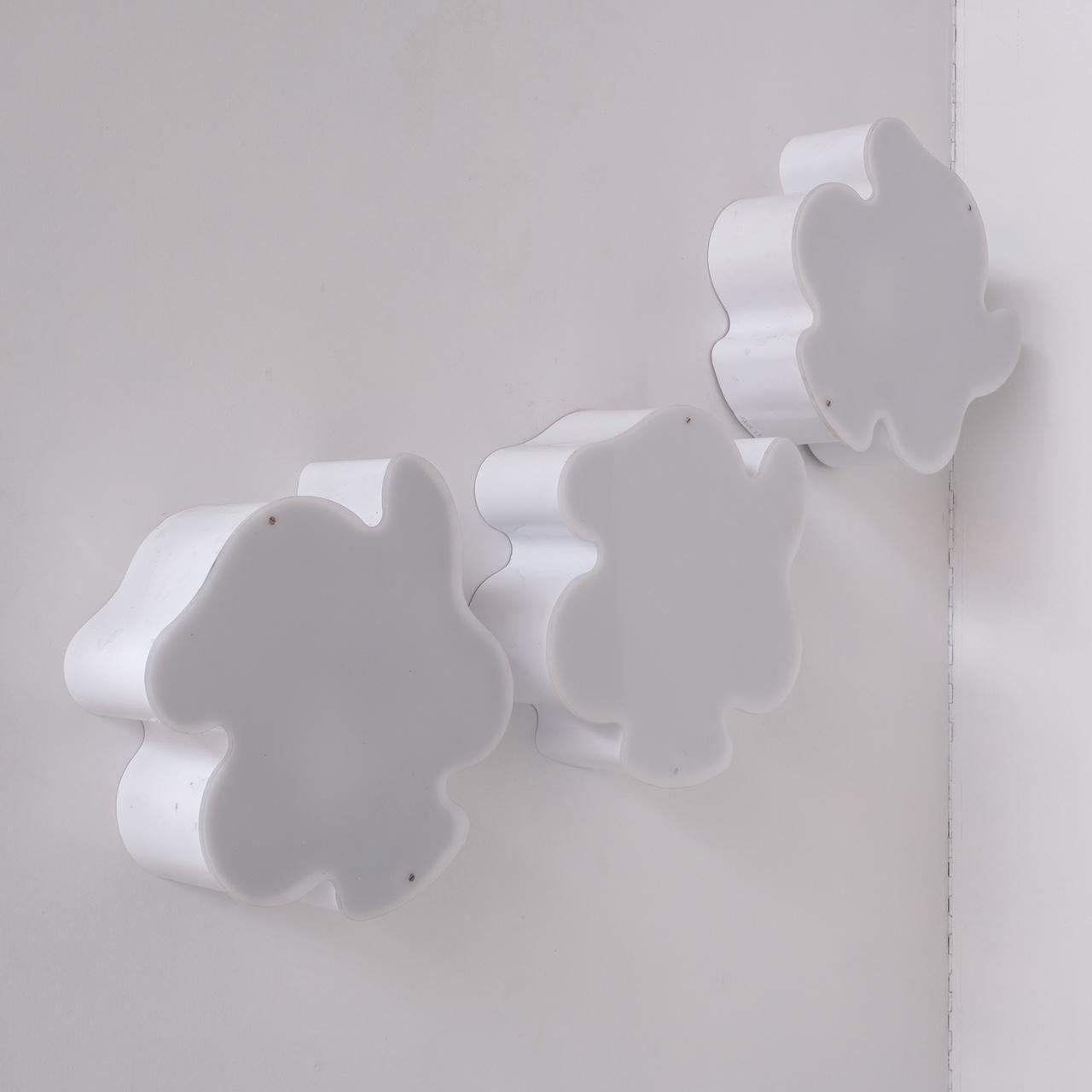 Una serie di 12 lampade da parete o da soffitto della metà del XX secolo. Giocoso e simile alle nuvole in Nature.  

Il modello 'Nuvola Piccola' prodotto da Zonca Italia. Metallo e perspex. 

c1980, Italia.

PREZZO E VENDUTI SINGOLARMENTE.

Da