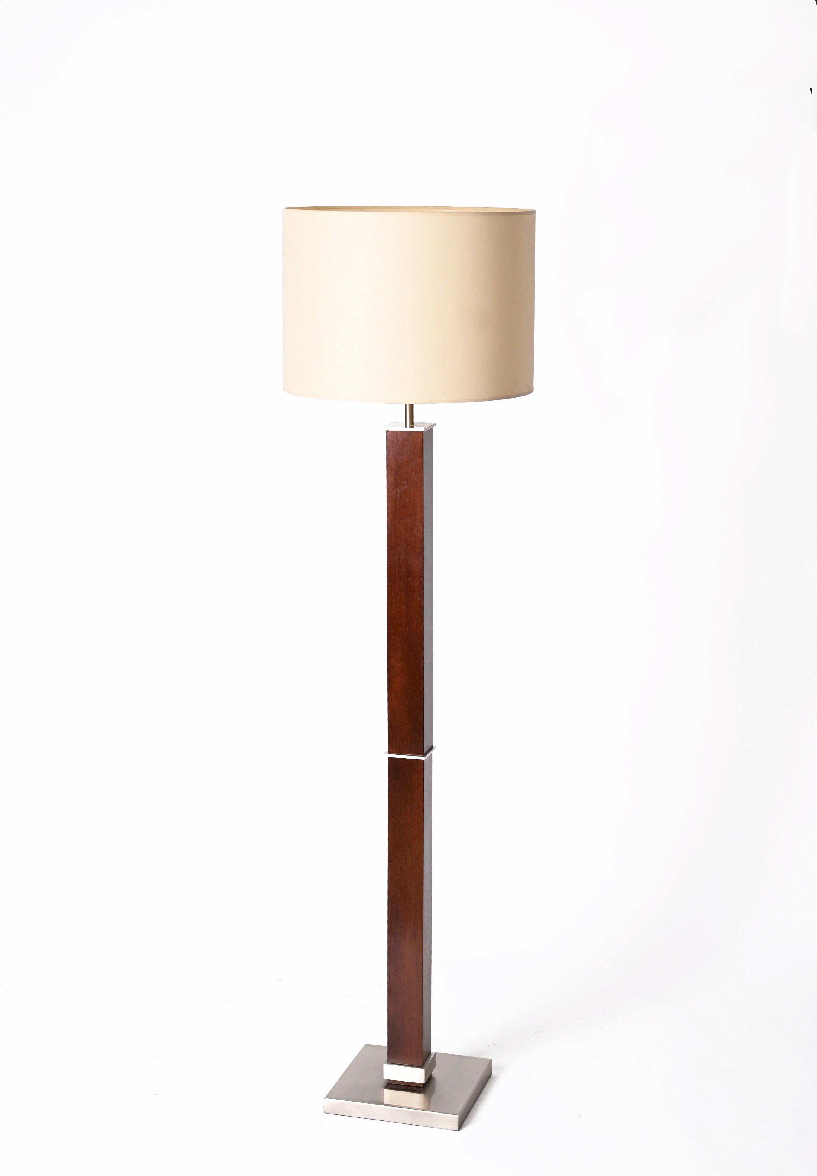 Amazing minimal midcentury wood and steel floor lamp. This fantastic item was produced in Italy during the 1980s by Zonca Voghera.

This lamp is very beautiful example of the design from the 1980s, it is made with solid wood and has a base and