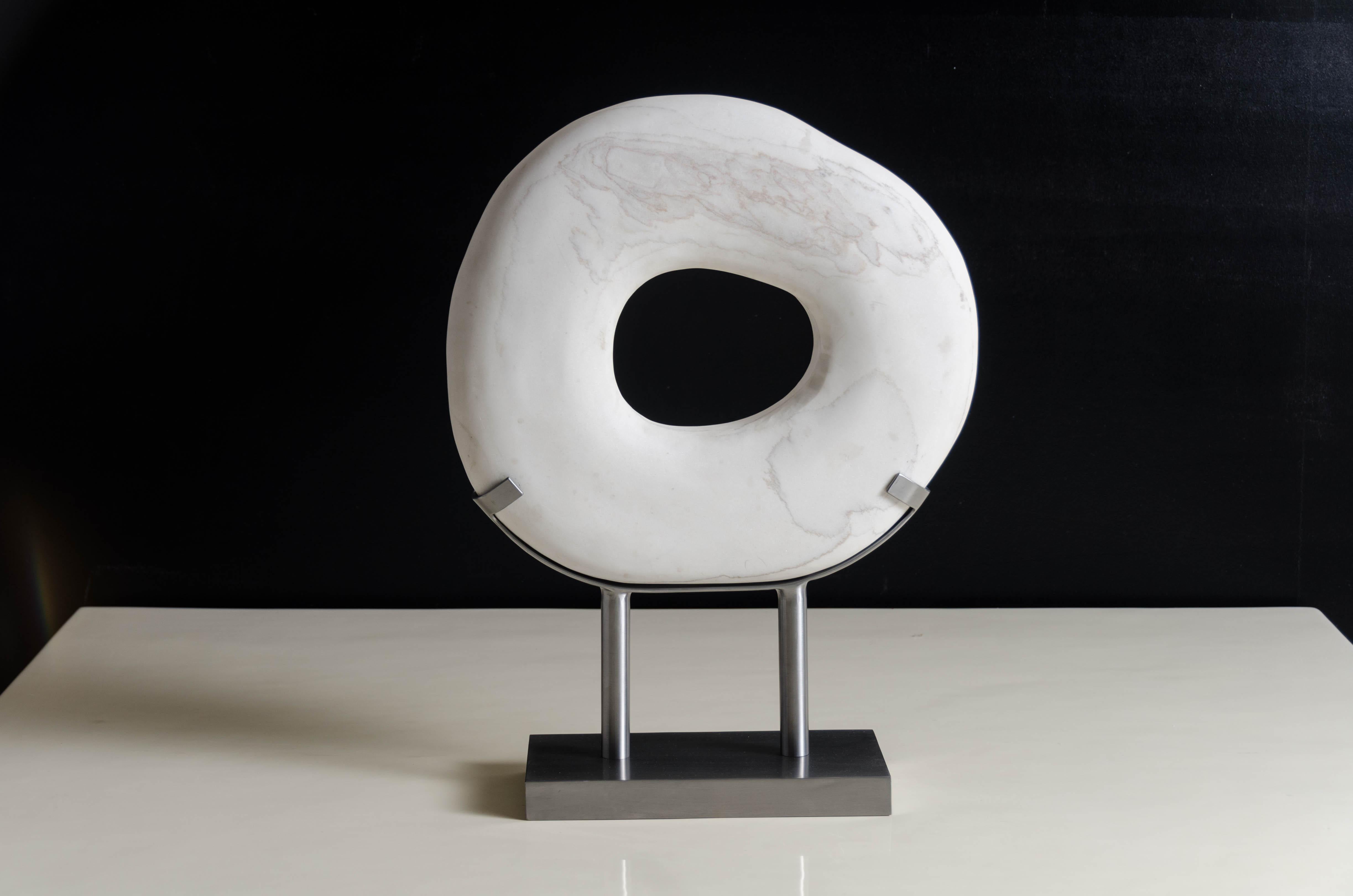 Cinese Scultura Zong Bi in pietra Han Bai Yu su supporto in acciaio di Robert Kuo, Edizione limitata in vendita