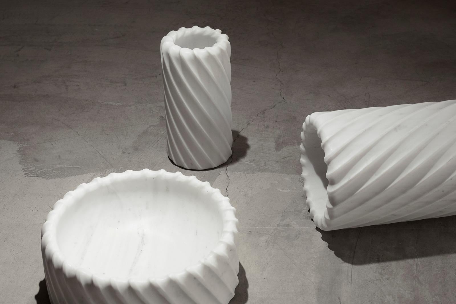 La nuova commissione della Carwan Gallery è una riflessione sul legame tra l'opera di India Mahdavi e la cancellazione del colore.
dall'arte e dall'architettura classica. La sfida lanciata a Mahdavi è stata quella di reinventare i suoi oggetti più