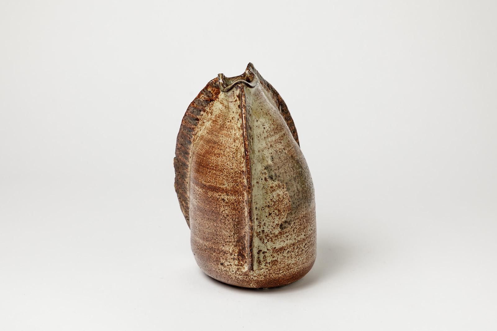 Claude Poli

Élégant vase en céramique brun zoomorphe de Claude Poli

Belle glaçure de poterie brune, signée sous la base.

Dimensions : 25 x 18 x 18cm.