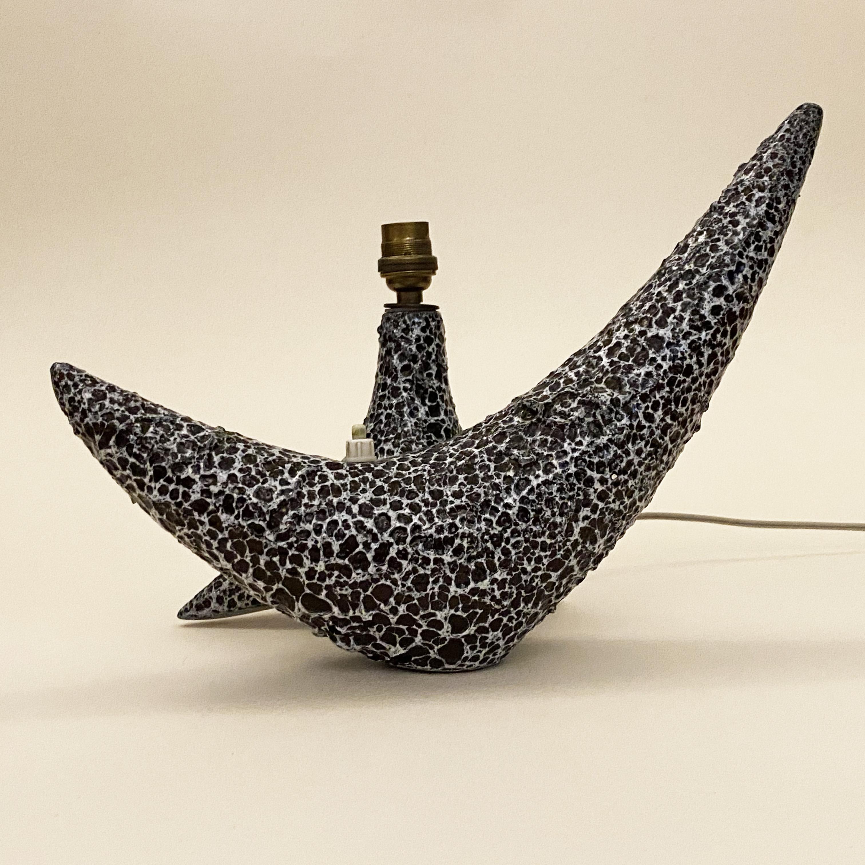 Milieu du XXe siècle Lampe zoomorphe en céramique par Dominique Marino Le Vaucour Vallauris, France, années 1950.